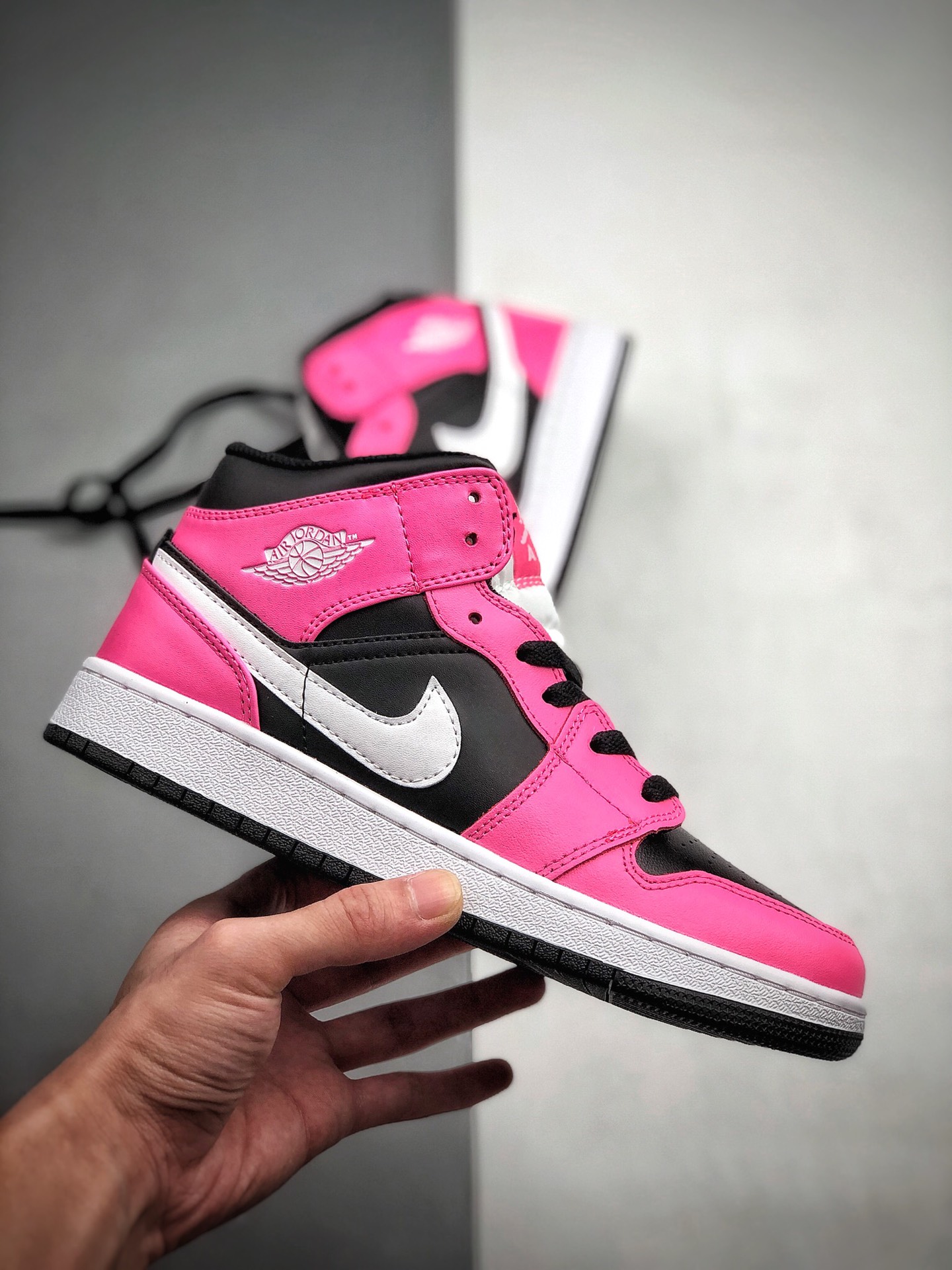 250 AirJordan1中GS“粉红冰棒”中帮运动鞋 555112 002