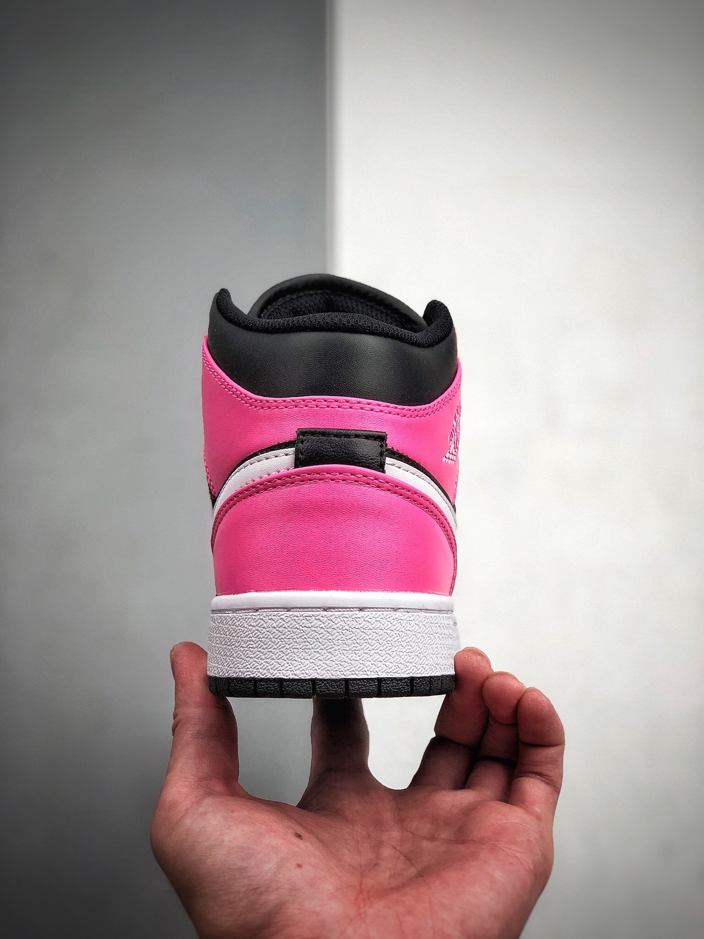 250 AirJordan1中GS“粉红冰棒”中帮运动鞋 555112 002