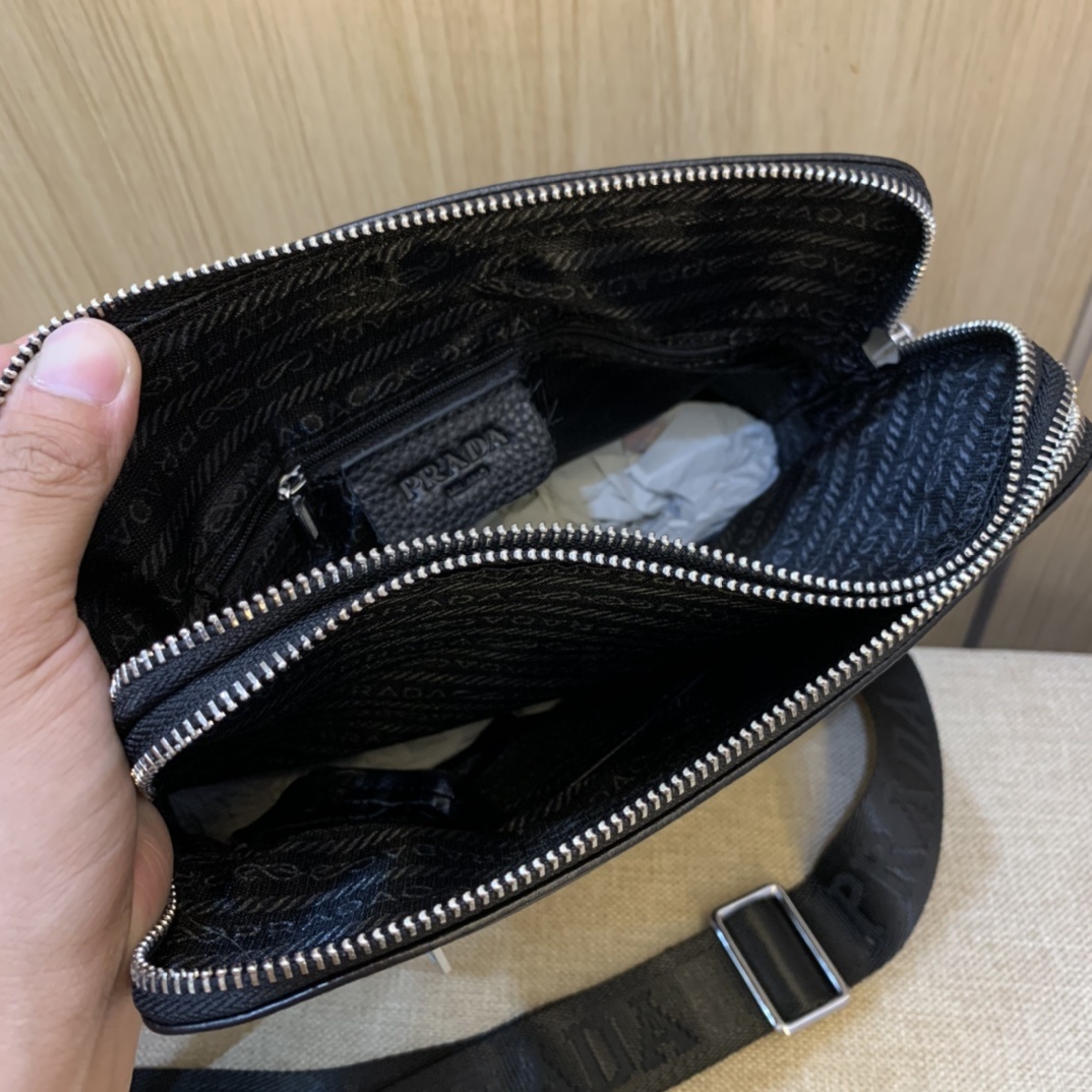 PRADA新品 斜挎包🌲意大利进口牛皮🌲顶级货,🙀精钢五金均有品牌LOGO,看皮的光泽度,看油边,看走线