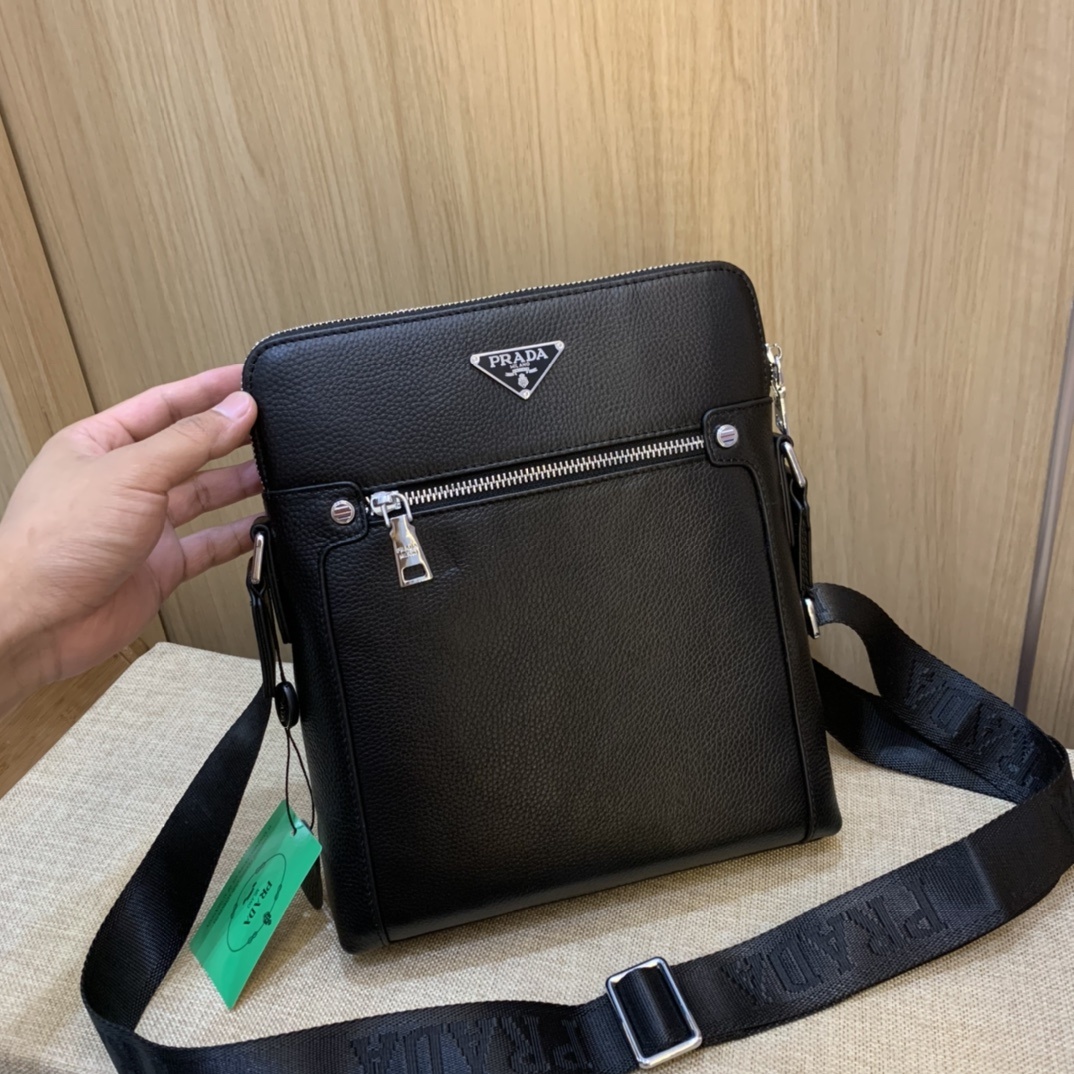 PRADA新品 斜挎包🌲意大利进口牛皮🌲顶级货,🙀精钢五金均有品牌LOGO,看皮的光泽度,看油边,看走线