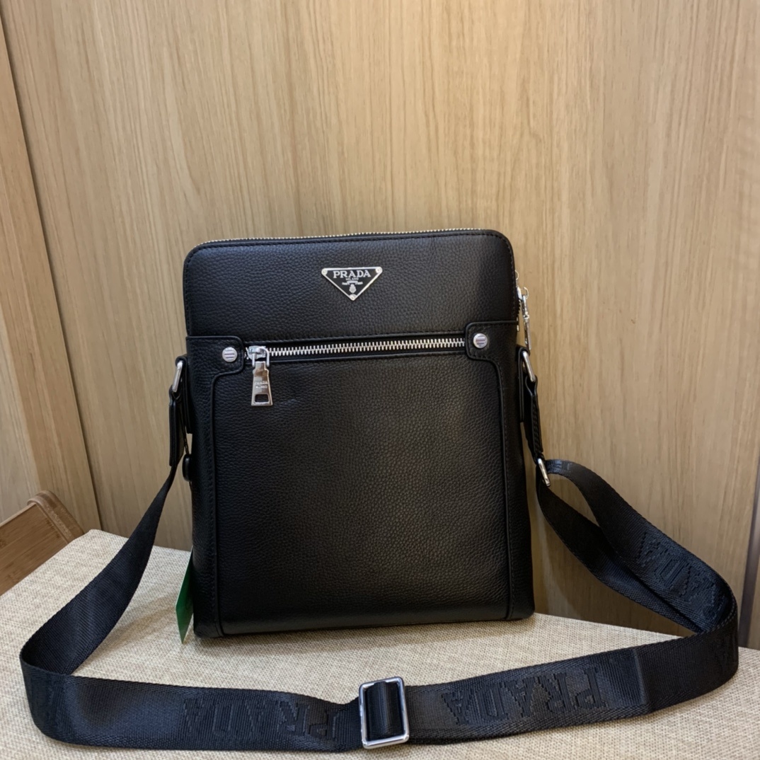PRADA新品 斜挎包🌲意大利进口牛皮🌲顶级货,🙀精钢五金均有品牌LOGO,看皮的光泽度,看油边,看走线