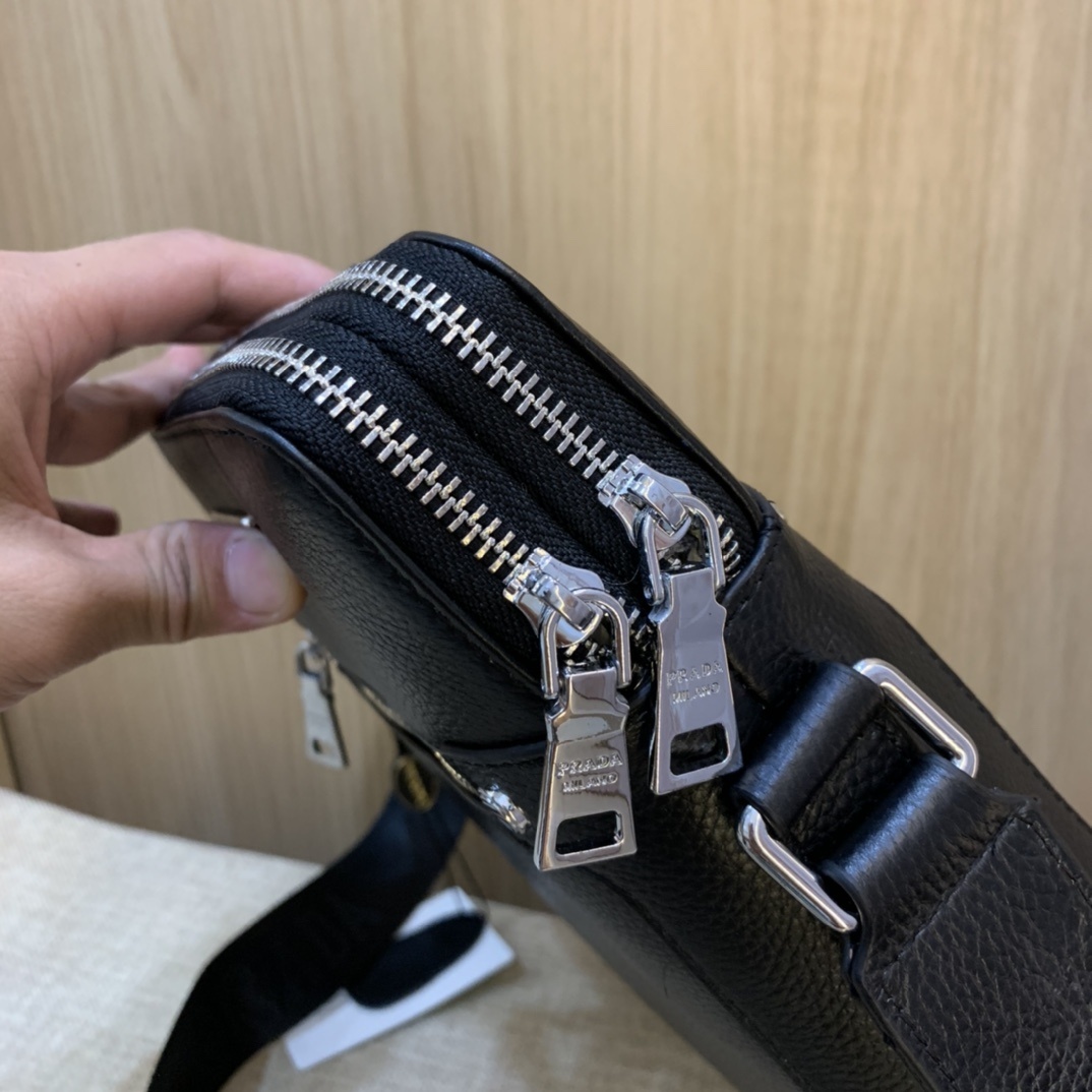 PRADA新品 斜挎包🌲意大利进口牛皮🌲顶级货,🙀精钢五金均有品牌LOGO,看皮的光泽度,看油边,看走线