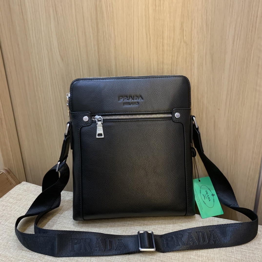 PRADA新品 斜挎包🌲意大利进口牛皮🌲顶级货,🙀精钢五金均有品牌LOGO,看皮的光泽度,看油边,看走线