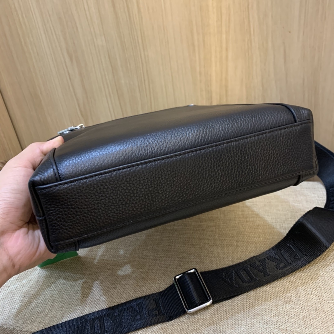 PRADA新品 斜挎包🌲意大利进口牛皮🌲顶级货,🙀精钢五金均有品牌LOGO,看皮的光泽度,看油边,看走线