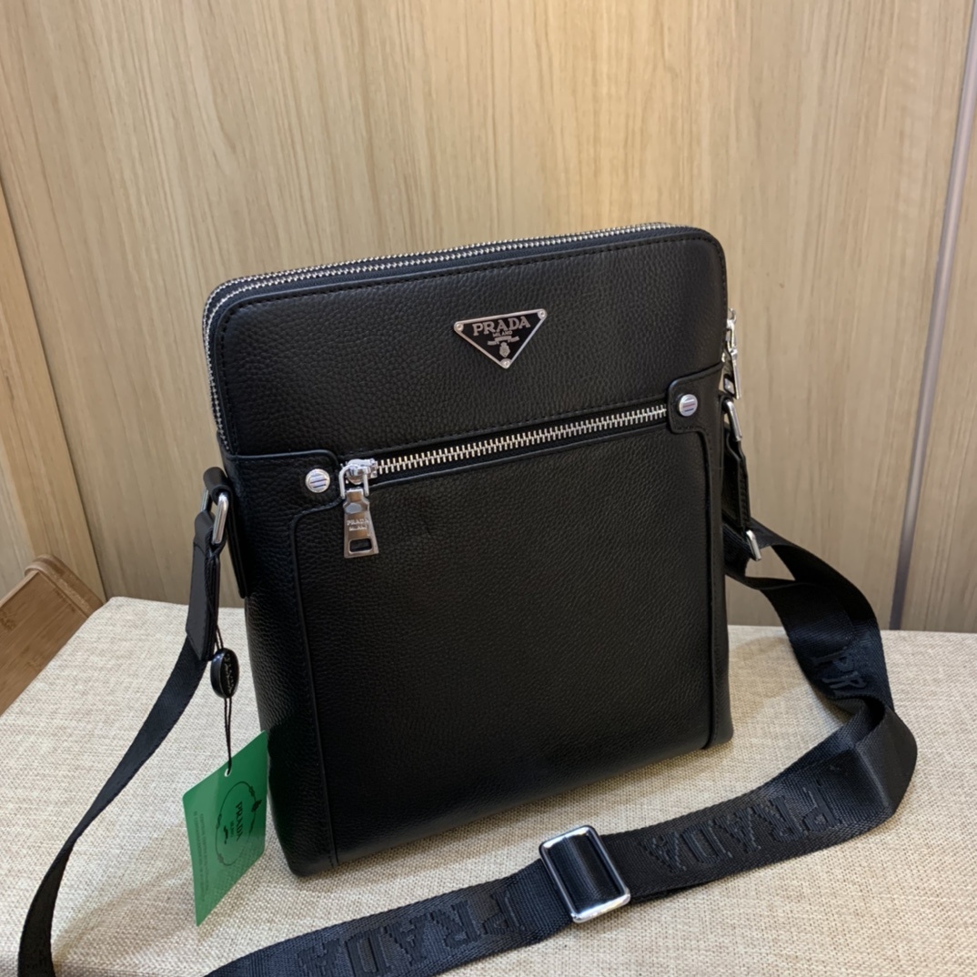 PRADA新品 斜挎包🌲意大利进口牛皮🌲顶级货,🙀精钢五金均有品牌LOGO,看皮的光泽度,看油边,看走线
