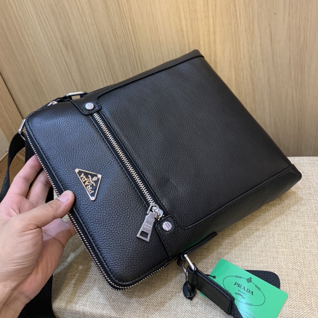 PRADA新品 斜挎包🌲意大利进口牛皮🌲顶级货,🙀精钢五金均有品牌LOGO,看皮的光泽度,看油边,看走线