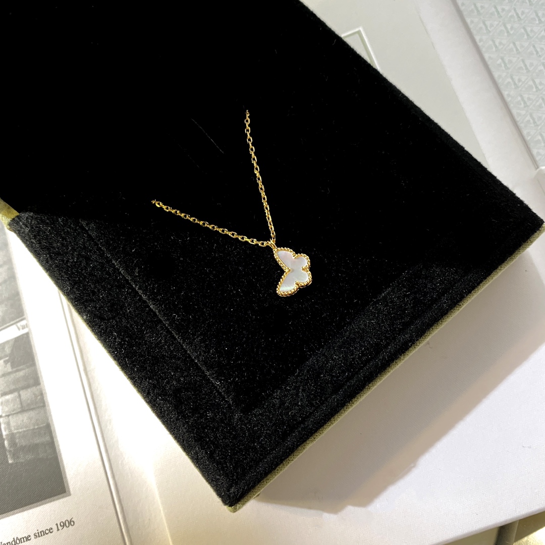 NO:102135,p95 necklace stud earrings Sweet Alhambra butterfly, silver-plated material, thick gold electroplating Small and exquisite butterfly, low-key shining spots falling in love at first sight The necklace looks simple but full of thoughts, the tilted angle design increases the agility of the necklace, the butterfly dances, and is paired with the flowing brilliance of the fritillaria, which is very charming, Vac earrings, manolo blahnik, stuart weitzman, necklace, gold plating19860909p95项链耳钉Sweet Alhambra蝴蝶,银镀金材质,厚金电镀 小巧精致的蝴蝶,低调的闪光点一见倾心 项链看似简单却充满小心思,倾斜的角度设计增加了项链的灵动感,蝴蝶呈翩翩起舞的姿态,搭配贝母的流光溢彩,非常迷人,Vac耳钉,manolo blahnik,stuart weitzman,necklace,gold plating,Jewelry