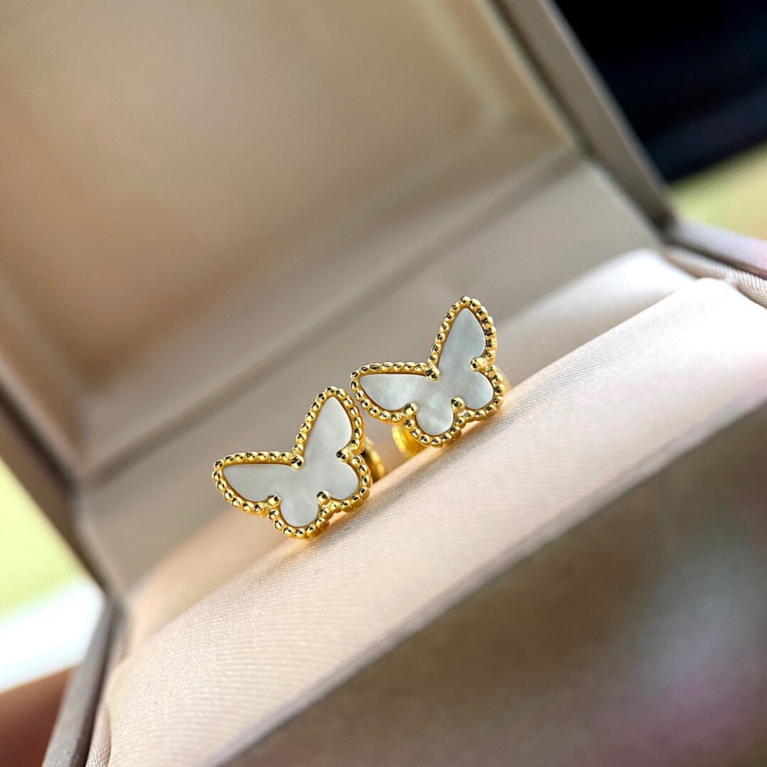 NO:553335,VAc Sweet Alhambra Butterfly Sterling Silver Stud Earrings. Real gold texture. No one can tell they are silver when worn. They are inlaid with natural mother-of-pearl and hand-polished with small edge beads!  Made of mother-of-pearl, it is colorful and elegant under the sunlight, and its butterfly shape is pure and lovely!  The little butterfly belongs to that kind of temperament style. It is small, very delicate and delicate. It is especially suitable for daily wear. It can go well with any clothes. The small and delicate butterfly has a low-key sparkle that makes you fall in love at first sight. Vac earrings, stuart weitzman, pure silver19860909VAc Sweet Alhambra蝴蝶纯银耳钉 真金质感,戴出去绝对没有人看的出是银版,天然母贝镶嵌,手工打磨小边珠！母贝材质,在阳光照射下绚丽多彩气质高雅,蝴蝶造型,清纯可人！小蝴蝶属于那种气质款,小小的很精致很秀气,特别适日常戴,配什么衣服都不会出错,小巧精致的蝴蝶,低调的闪光点一见倾心,Vac耳钉,stuart weitzman,pure silver,Jewelry