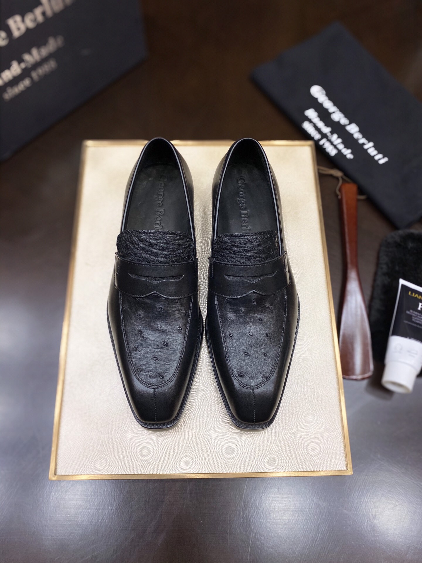 NO:279680,The latest ostrich leather this year is perfectly created. The feet feel very comfortable! The latest official website of this year [Imported French cowhide with top-grade ostrich leather] originated from 1988s [Pure handmade] British nobles' royal luxury shoes, luxury Thai Siamese crocodile belly, 38/45 with special maintenance oil; the official website's public sale price is 38,000 yuan! cowhide ostrich skin19860909批今年最新鸵鸟皮完美打造.脚感非常舒适！批今年官网最新【进口法国牛皮拼顶级鸵鸟皮】源于1988s【纯手工制作】英国貴族御用奢侈鞋履 奢用泰国暹罗鳄鱼肚,38/45 配专用保养油；官网公售价格3万八刀！,,cowhide,ostrich skin,Men's shoes