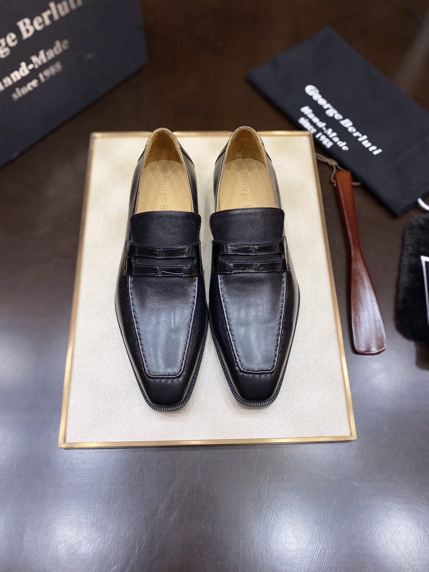 NO:350356,Crack: Italian top masters are purely handmade and color-changing fine products [Imported French cowhide crocodile leather] condense noble quality, perfectly demonstrate the professional and exquisite craftsmanship of shoes, encountering the ingenuity of gentlemen's shoes, perfect shape gallery sublimated and condensed the complex process behind time, craftsmanship is dazzling here, formal wear and leisure releases life style, luxury and leisure are integrated 38/45;,,cowhide19860909批 意大利顶级师傅纯手工改色精品【进口法国牛皮拼鳄鱼皮】凝炼尊贵品质,完美彰显制鞋专业和精湛工艺,邂逅绅士鞋履的匠心溯源 完美形廊升华铸就,凝炼时光背后的复杂工序 匠心工艺于此耀眼绽放 正装及休闲释放生活格调 奢华休闲于一体 38/45；,,cowhide,Men's shoes