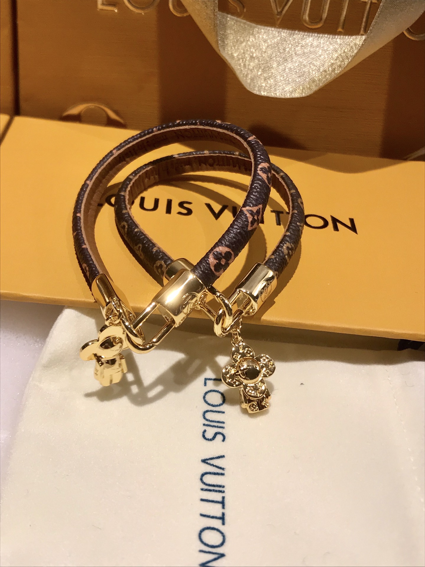 💰95LV☀️太阳花娃娃路易威登新款老花手绳

出！新！品！了！一眼就喜欢上了～非常好看也很可爱，比平常款式更时尚～实物美到爆了💥

太阳花娃娃～路易威登吉祥物Vivienne！初次亮相于臻礼系列💯。此次占据Vivienne手镯的中央舞台，钩扣的LV标识点缀细节！跟别的镯子或者手表叠戴都很好看吖～