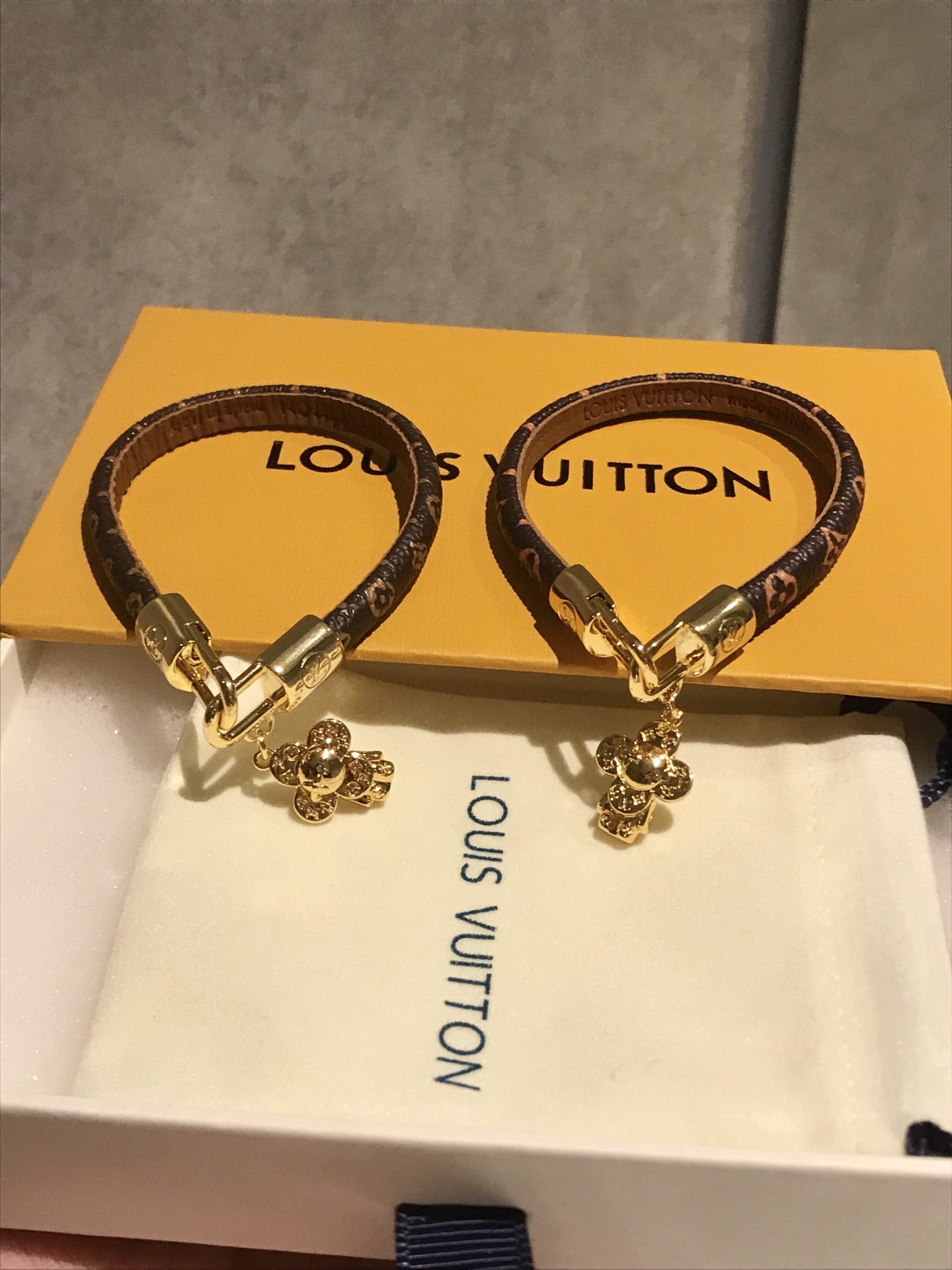 💰95LV☀️太阳花娃娃路易威登新款老花手绳

出！新！品！了！一眼就喜欢上了～非常好看也很可爱，比平常款式更时尚～实物美到爆了💥

太阳花娃娃～路易威登吉祥物Vivienne！初次亮相于臻礼系列💯。此次占据Vivienne手镯的中央舞台，钩扣的LV标识点缀细节！跟别的镯子或者手表叠戴都很好看吖～