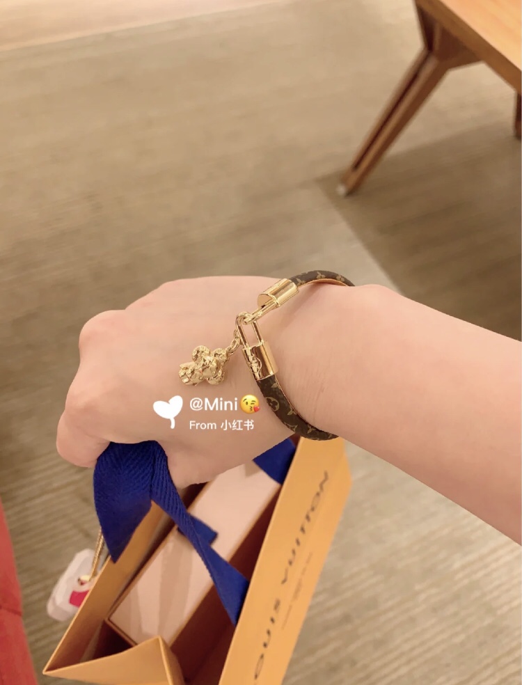 💰95LV☀️太阳花娃娃路易威登新款老花手绳

出！新！品！了！一眼就喜欢上了～非常好看也很可爱，比平常款式更时尚～实物美到爆了💥

太阳花娃娃～路易威登吉祥物Vivienne！初次亮相于臻礼系列💯。此次占据Vivienne手镯的中央舞台，钩扣的LV标识点缀细节！跟别的镯子或者手表叠戴都很好看吖～