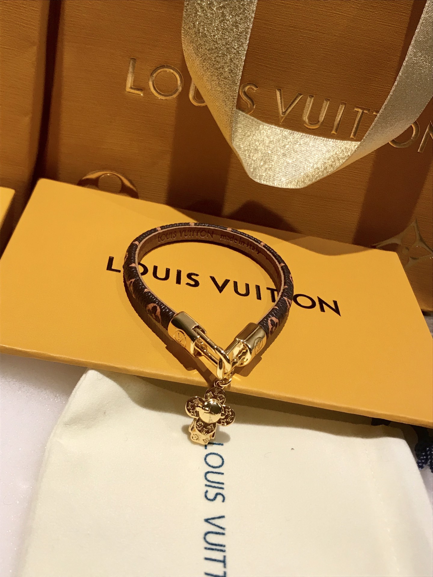 💰95LV☀️太阳花娃娃路易威登新款老花手绳

出！新！品！了！一眼就喜欢上了～非常好看也很可爱，比平常款式更时尚～实物美到爆了💥

太阳花娃娃～路易威登吉祥物Vivienne！初次亮相于臻礼系列💯。此次占据Vivienne手镯的中央舞台，钩扣的LV标识点缀细节！跟别的镯子或者手表叠戴都很好看吖～