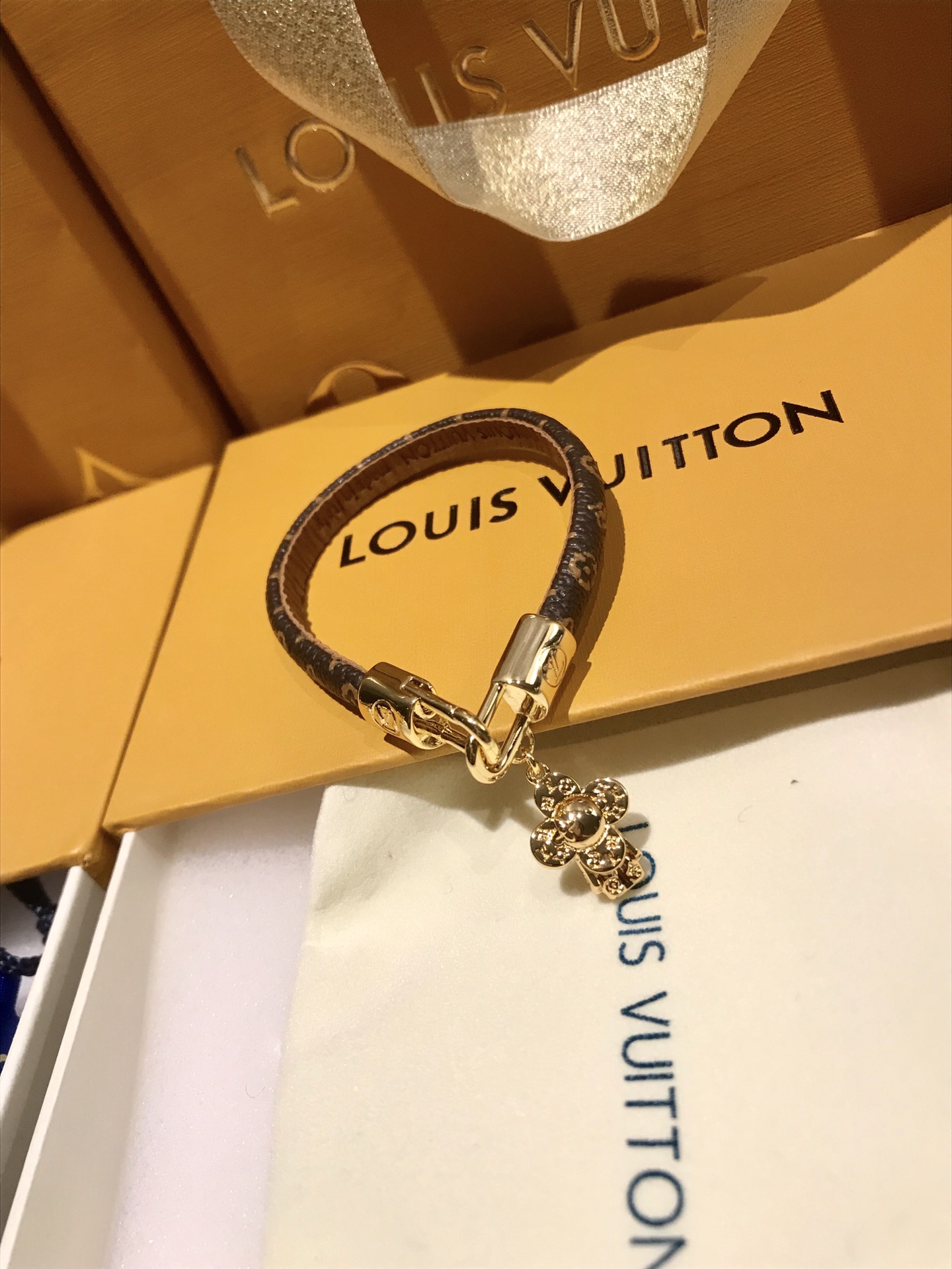 💰95LV☀️太阳花娃娃路易威登新款老花手绳

出！新！品！了！一眼就喜欢上了～非常好看也很可爱，比平常款式更时尚～实物美到爆了💥

太阳花娃娃～路易威登吉祥物Vivienne！初次亮相于臻礼系列💯。此次占据Vivienne手镯的中央舞台，钩扣的LV标识点缀细节！跟别的镯子或者手表叠戴都很好看吖～