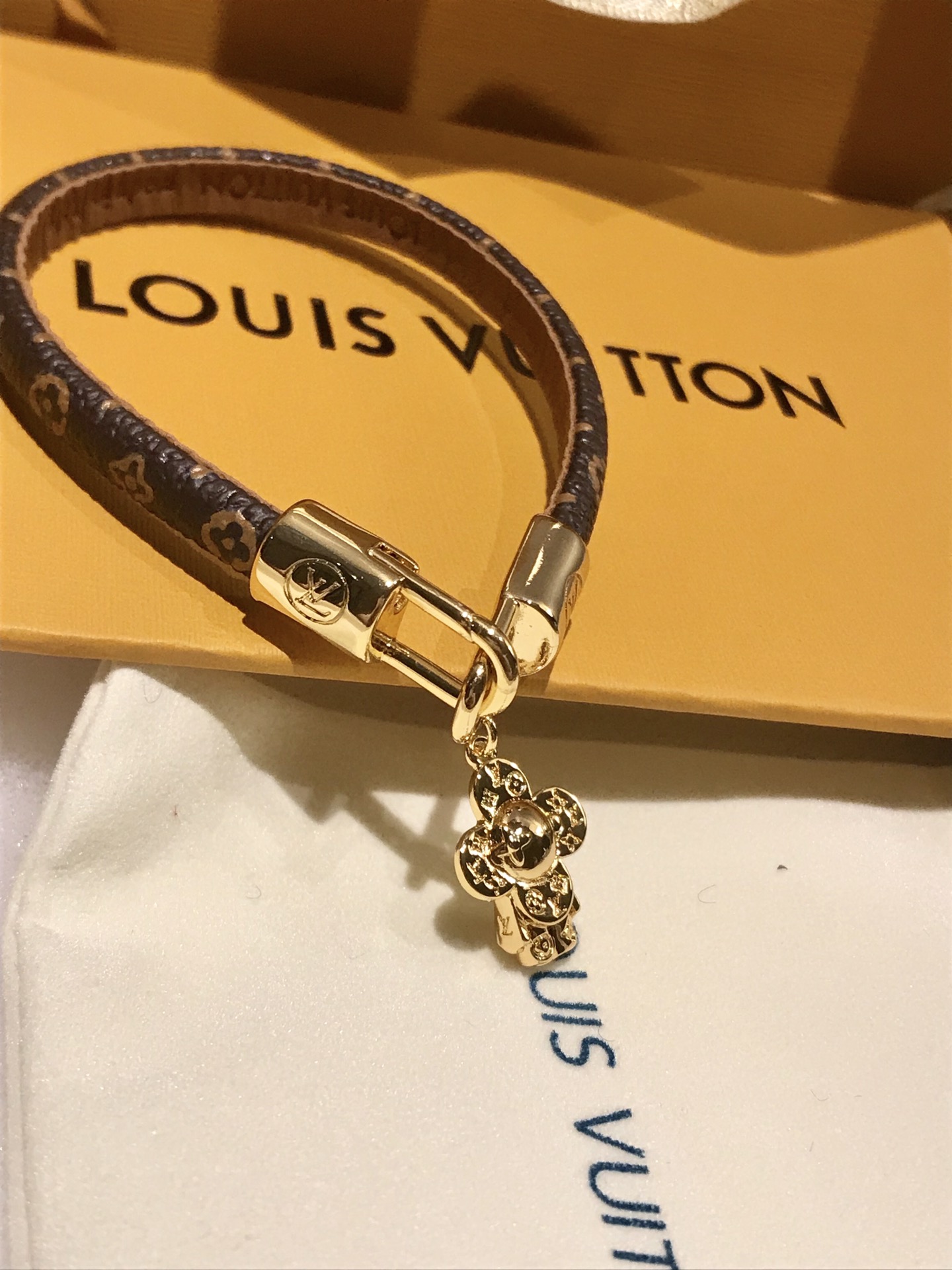💰95LV☀️太阳花娃娃路易威登新款老花手绳

出！新！品！了！一眼就喜欢上了～非常好看也很可爱，比平常款式更时尚～实物美到爆了💥

太阳花娃娃～路易威登吉祥物Vivienne！初次亮相于臻礼系列💯。此次占据Vivienne手镯的中央舞台，钩扣的LV标识点缀细节！跟别的镯子或者手表叠戴都很好看吖～