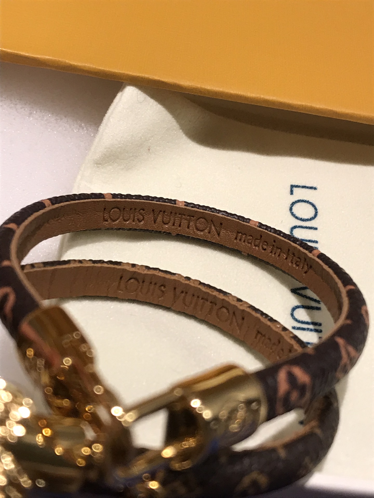 💰95LV☀️太阳花娃娃路易威登新款老花手绳

出！新！品！了！一眼就喜欢上了～非常好看也很可爱，比平常款式更时尚～实物美到爆了💥

太阳花娃娃～路易威登吉祥物Vivienne！初次亮相于臻礼系列💯。此次占据Vivienne手镯的中央舞台，钩扣的LV标识点缀细节！跟别的镯子或者手表叠戴都很好看吖～