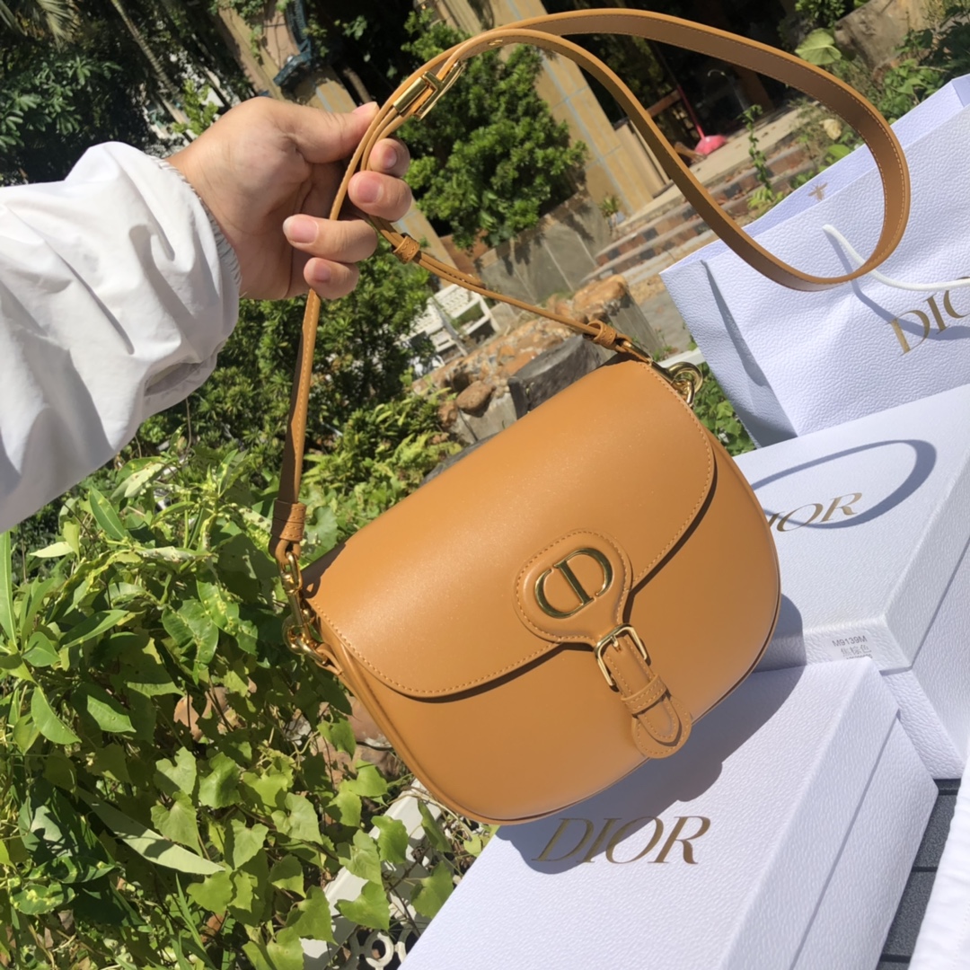 Versión superior mejorada Tamaño mediano: 22 × 17 × 6 cm ¡El nuevo producto de Dior Bobby está disponible en canales ex…