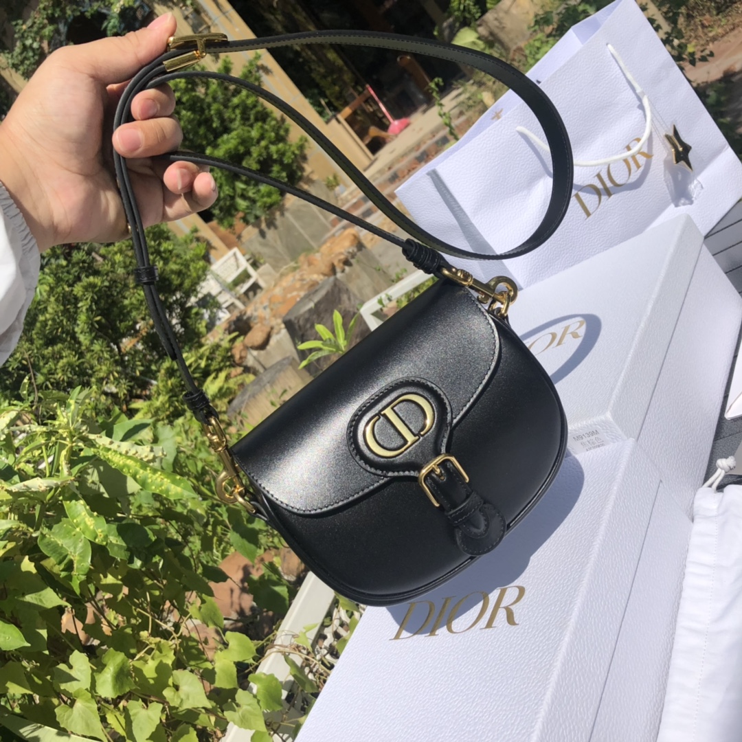 Versión mejorada superior. Tamaño pequeño: 18×14×5cm. ¡Disponible en los canales Dior extranjeros! Dior Saddle Bag😘Est…