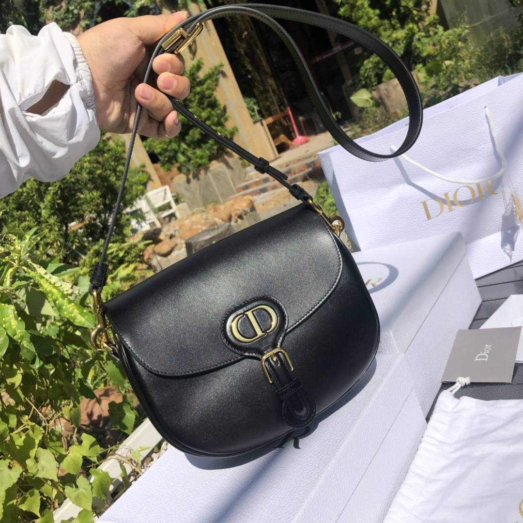 Versión superior mejorada Tamaño mediano: 22 × 17 × 6 cm ¡El nuevo producto de Dior Bobby está disponible en canales ex…