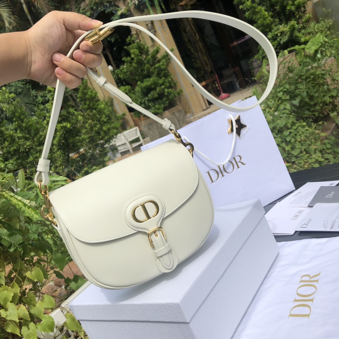 Versión superior mejorada Tamaño mediano: 22 × 17 × 6 cm ¡El nuevo producto de Dior Bobby está disponible en canales ex…