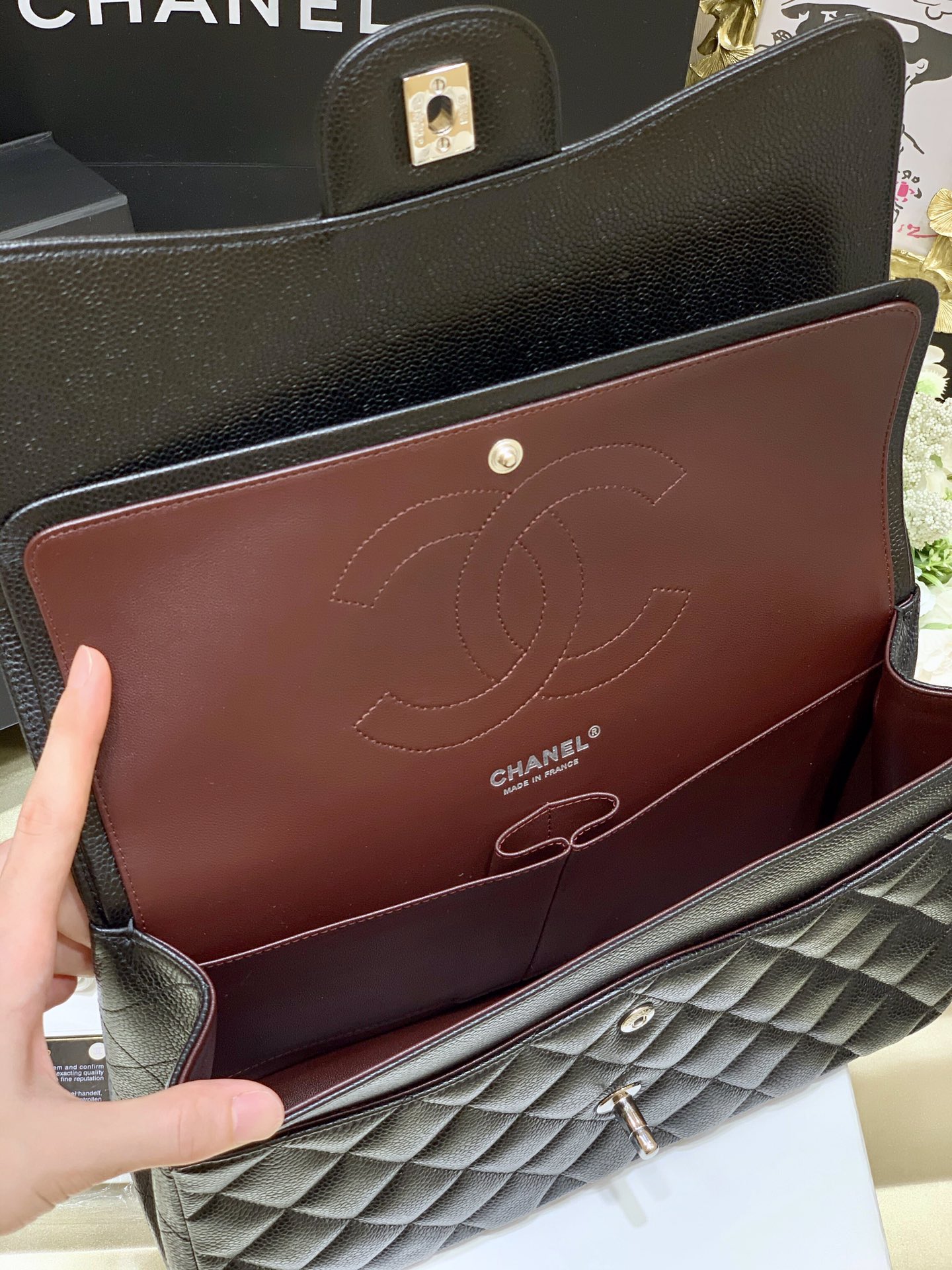 1113纯原厂大号jumbo
经典款之Classic flap bag

皮料：欧洲原厂Haas正品牛皮
五金：意大利进口24k镀厚金钢锁
货源稀少，经常容易断货

整个包的手感与真品完美达成一致✔️

大号30cm，