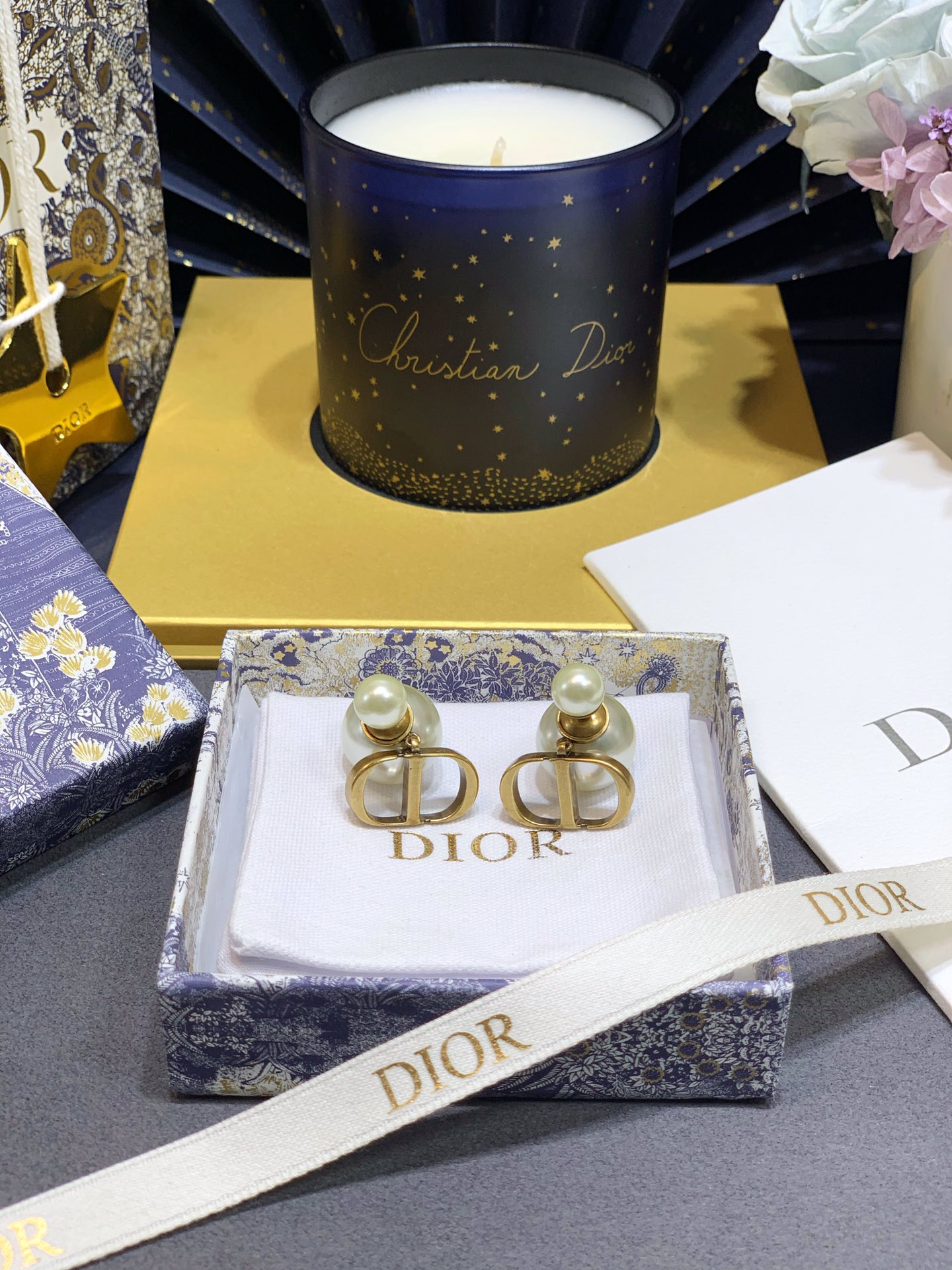 NO:857581,88150, ZP, Liu Yuxin, Angelababy have the same style. We buy all ZP customizations. For large quantities, please consult customer service [New CD letter double pearl earrings] One that is too beautiful to describe.  ZP brass material is specially customized with white belt cyan pearls. The ACC type ZP is really too easy for us. The maturity of the craftsmanship can be directly compared with ZP. It is like twins. This is very suitable for daily life and adds a lot on the basis of Trible.  Small CD letter accessories, classic but a bit playful, highly recommended [Material] Consistent ZP brass material, specially dyed cyan pearls [Size] Small pearl diameter is about 0.85CM, large pearl diameter is about 1.6CM, letter width is about 2.1CM, Cardia high-end jewelry1986090988150,ZP,刘雨昕,Angelababy同款认准我们款款购入ZP定制,量大咨询客服【新款CD字母双珍珠耳钉】美到词穷的一款 ZP黄铜材质特别定制白带青色珍珠,ACC类的ZP对于我们来说真心太容易了,工艺的醇熟程度直接可以说跟ZP一起PK,就像双胞胎一样样,这个很适合日常,在Trible的基础上增加了大大小的CD字母配件,经典得来有点俏皮,非常推荐【材质】一致ZP黄铜材质,特别定染发青色珍珠【尺寸】小珍珠直径约0.85CM,大珍珠直径约1.6CM,字母宽约2.1CM,,卡迪亚高端饰品,Jewelry