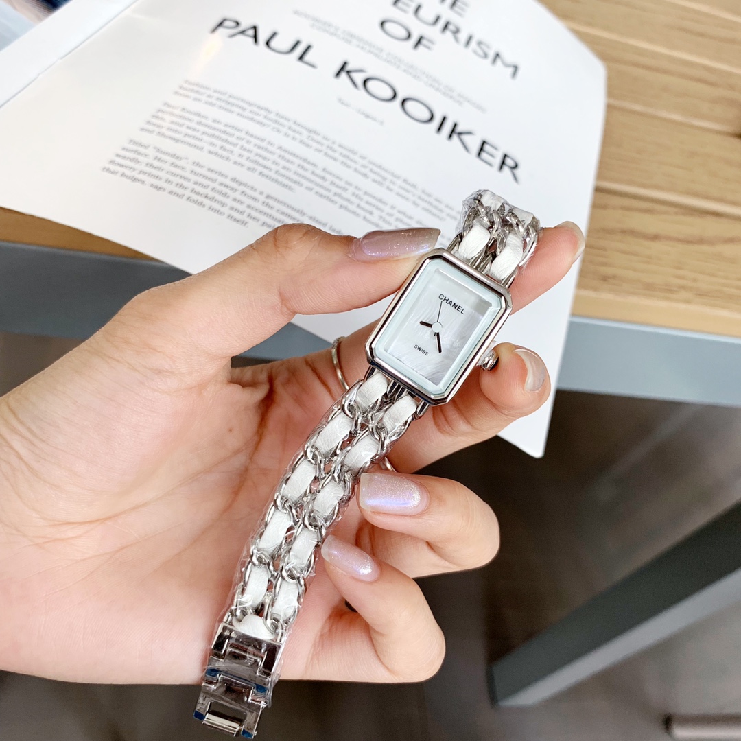 Chanel 香奈儿、编织表带、贝壳表盘～