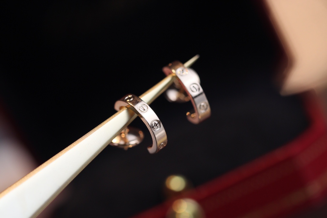 NO:721163,88280, Lao Ka's classic love screw earrings, are narrow version. We still spend a lot of money and heavy industry to use CNC data to carve the silver. If a simple mold is used, the edges will be very soft. What's more, the ring surface is also lined with deep screw holes. Ordinary craftsmanship will be blurry and cannot reflect the original taste. I hope you can watch more videos and pictures to feel the texture. You will never be disappointed. earrings, Cardia high-end jewelry1986090988280,老卡家经典love螺丝耳环,属于窄版,我们依旧花重金重工采用CNC数据精雕银比较软如果用单纯套模的话它的边缘是很软踏的,更何况戒面还排列着很深的螺丝口,普通工艺会模糊不清,不能体现原有的味道,希望大家可以多看视频图片去感受一下质感,绝对不会让大家失望,,earrings,卡迪亚高端饰品,Jewelry