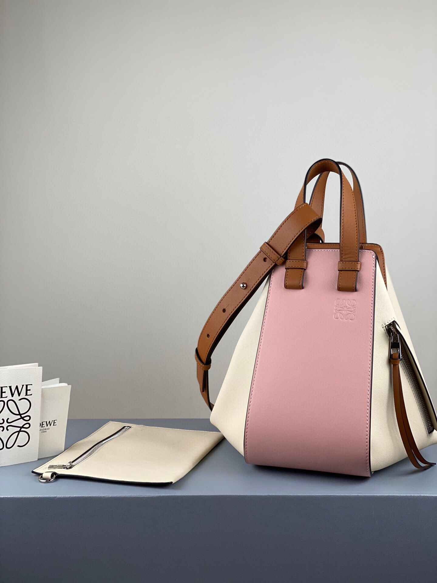 Milk powder model 3047100 Loe❤we hammock, the latest version synchronized with the official store. Small size 29*26*14cm, large capacity, with a foldable zipper design for easy transformation. Can fit a MacBook and A4 notebook, with a small pocket on each side for cards and essentials. If not big enough, unzip for more space. Perfect for work and travel, versatile with various outfits. Made of Spanish calf leather, top-quality hardware, and softens with use. High-quality craftsmanship and stylish design. image 1