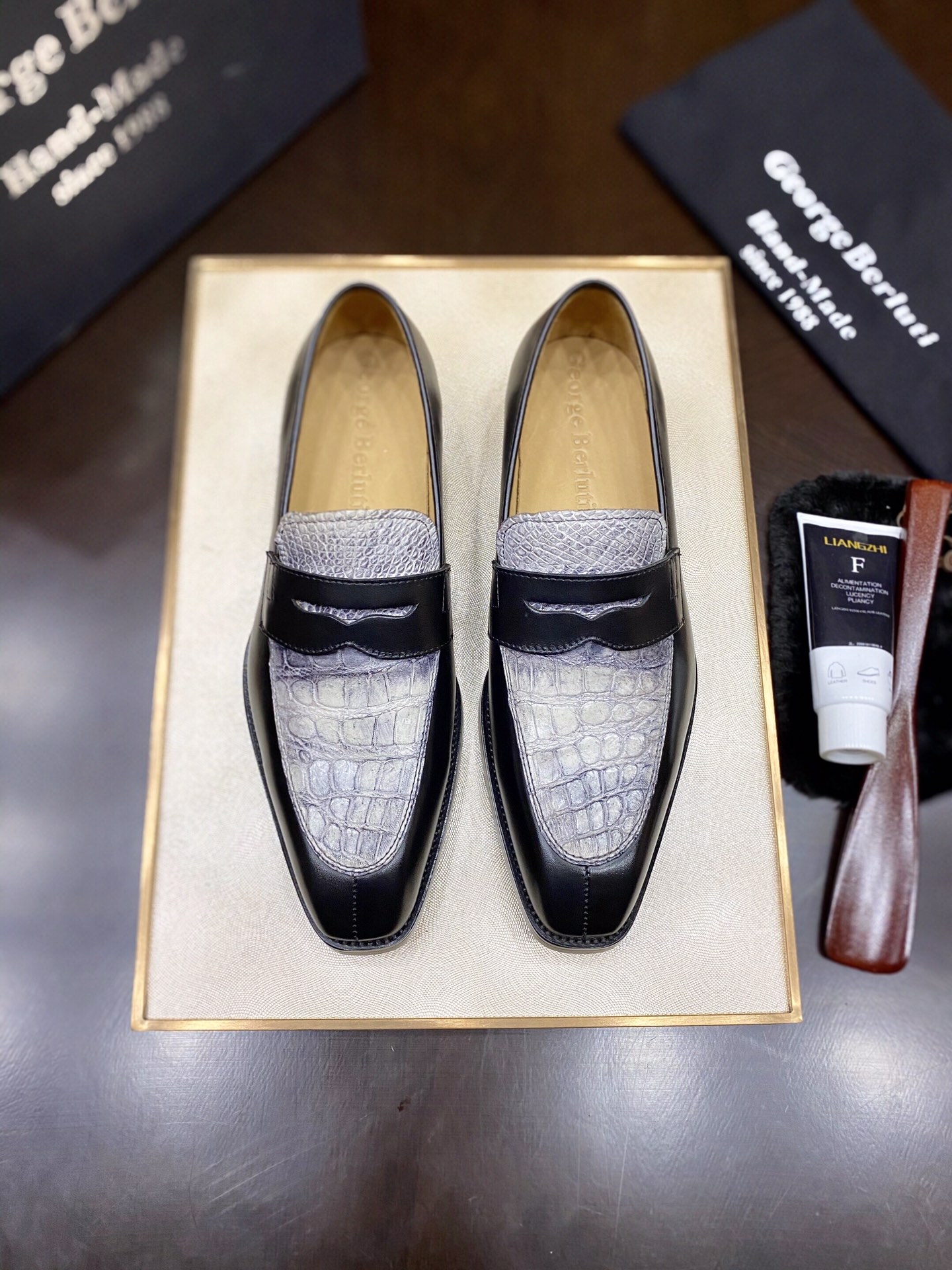 NO:356235,Luxury Thai Siamese crocodile Original product originated from 1988s [Pure Handmade] British nobles' royal luxury shoes, no splicing crocodile belly, 38/45 with special maintenance oil; original leather outsole;,,Leather soles19860909奢用泰国暹罗鳄鱼 原厂货源于1988s【纯手工制作】英国貴族御用奢侈鞋履 不拼接鳄鱼肚皮,38/45 配专用保养油；原厂真皮大底；,,Leather soles,Men's shoes