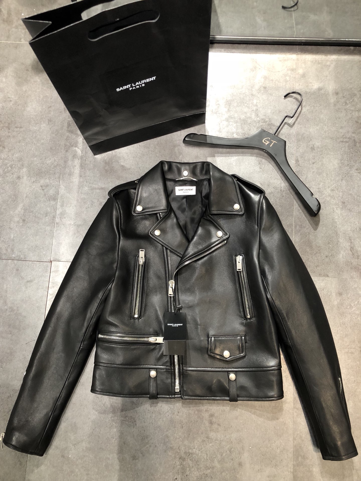 NO:870420,Saint Laurent classic sheepskin motorcycle jacket, couple style, long-term supply!  The high version is 900 for women and 900 for men. Sizes are 36-44 for women and 48-56 for men. Sheepskin imported from the UK, molded and customized with hardware, different from the cheap versions on the market!  Women's size reference is S-19860909圣罗兰经典款羊皮机车外套,情侣款,长期供货！高版本女,男900.尺码女36-44,男48-56.英国进口羊皮,开模定制五金,和市场便宜版不同！ 女款尺码参考S- Xxl.一个尺码胸围相册4厘米,其他1厘米.,圣罗兰-服装,saint laurent,jackets & coats,sheepskin,,Women's clothing