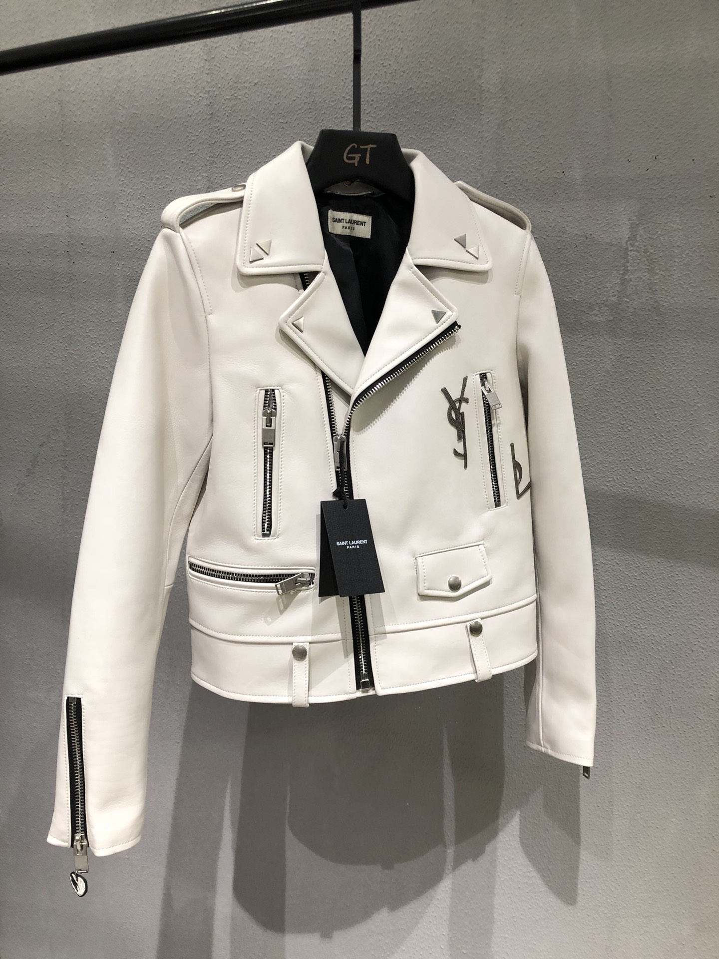 NO:744754,Long term in stock!  Yves Saint Laurent's classic motorcycle leather jacket for couples, white, sizes 36-44 for women, 48-56 for men. 1:1 replica of the original, all hardware is custom molded, imported sheepskin, the pattern is very correct!  The size is the same as the basic model, saint laurent-clothing, saint laurent, leather jacket, sheepskin,19860909长期有货！圣罗兰经典情侣款机车皮衣,白色,尺码女36-44,男48-56.原版1:1复刻,五金全部开模定制,进口羊皮,版型非常正！尺码同基本款一样,圣罗兰-服装,saint laurent,leather jacket,sheepskin,,Women's clothing