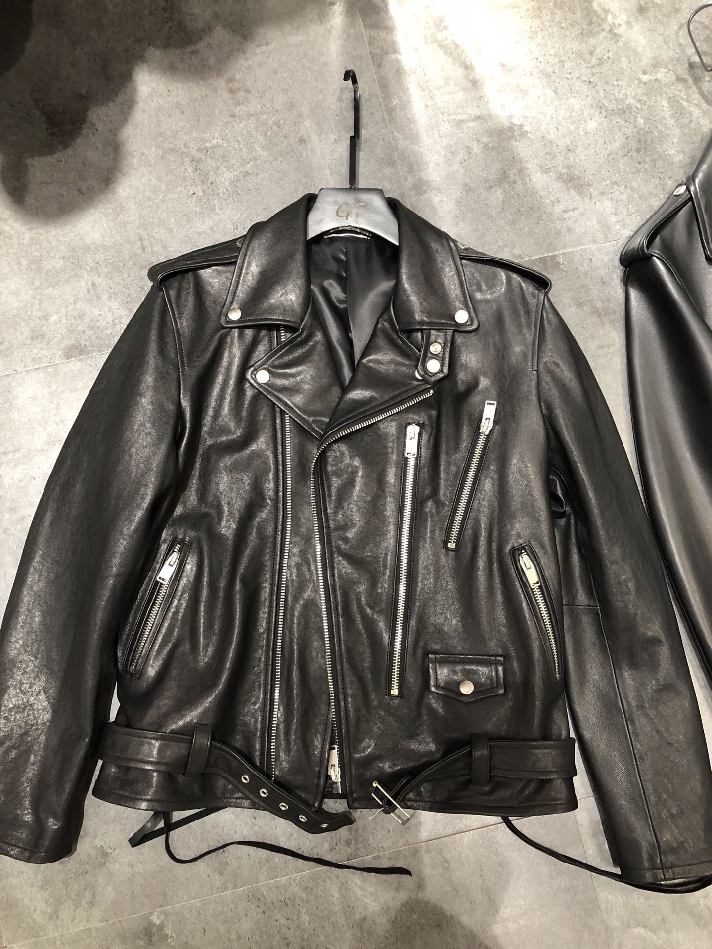 NO:744760,Black tassel model, original molded hardware. Right glossy leather and left vegetable tanned leather versions, prices are different!  Long term in stock!  Smooth leather is more casual, vegetable tanned leather is more cool, suitable for men and women., saint laurent-clothing, saint laurent,19860909黑色流苏款,原版开模五金.右光皮和左植鞣皮版,价格不同！长期有货！光皮偏休闲,植鞣皮偏酷,男女情侣款.,圣罗兰-服装,saint laurent,,Women's clothing