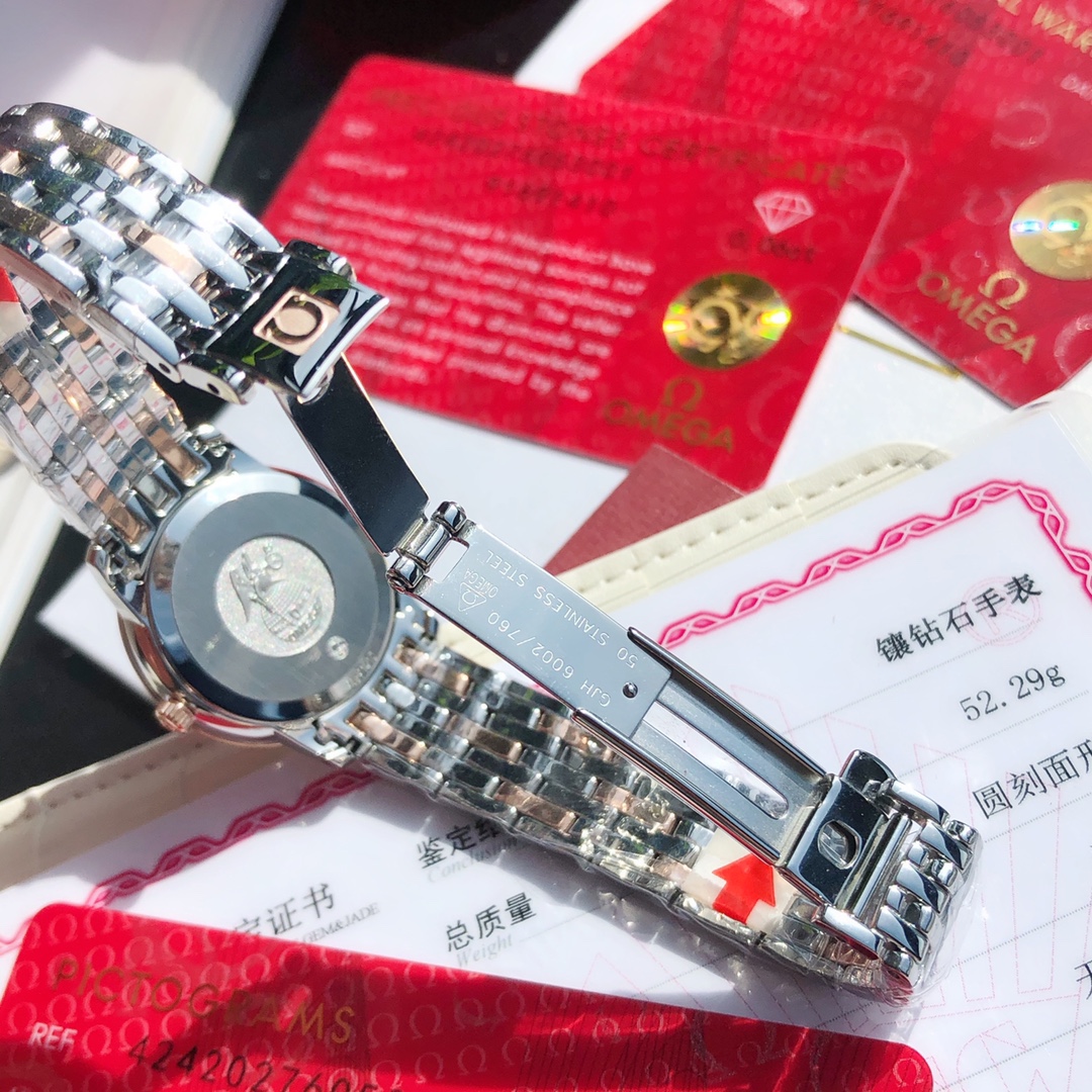 批💰1680  ，间玫金，
OMEGA欧米茄碟飞系列 独家首发！超硬渠道货，缺个经销商印章就是正品。欧米茄以其经典优雅的设计，吸引了众多忠实支持者。表盘直径27.4mm，此系列表款风格简约，外观雅致华美，彰显着引人瞩目的隽永美感。内镶钻8颗vs1.2天然真钻。搭载原装1376机芯  支持任意拆机查验！我们不吹不擂，好的产品自己会说话。原单的意义就是由内而外原装到骨子里。表盘也是采用天然深海白色珍珠母贝同心圆表盘。3、6、9及12时位置饰有钻石小时刻度及罗马数字小时刻度。耐磨损蓝宝石玻璃表镜为此耀目表盘提供周全保护。精钢表壳圈，搭配精钢表链。每一支钻表都配有中国GTC权威认证机构出具的证书，确保每一颗都是真材实料真钻石，每一张证书的检测编号都是唯一编号，一一对应，绝无重复，机构官方网站扫一扫查阅