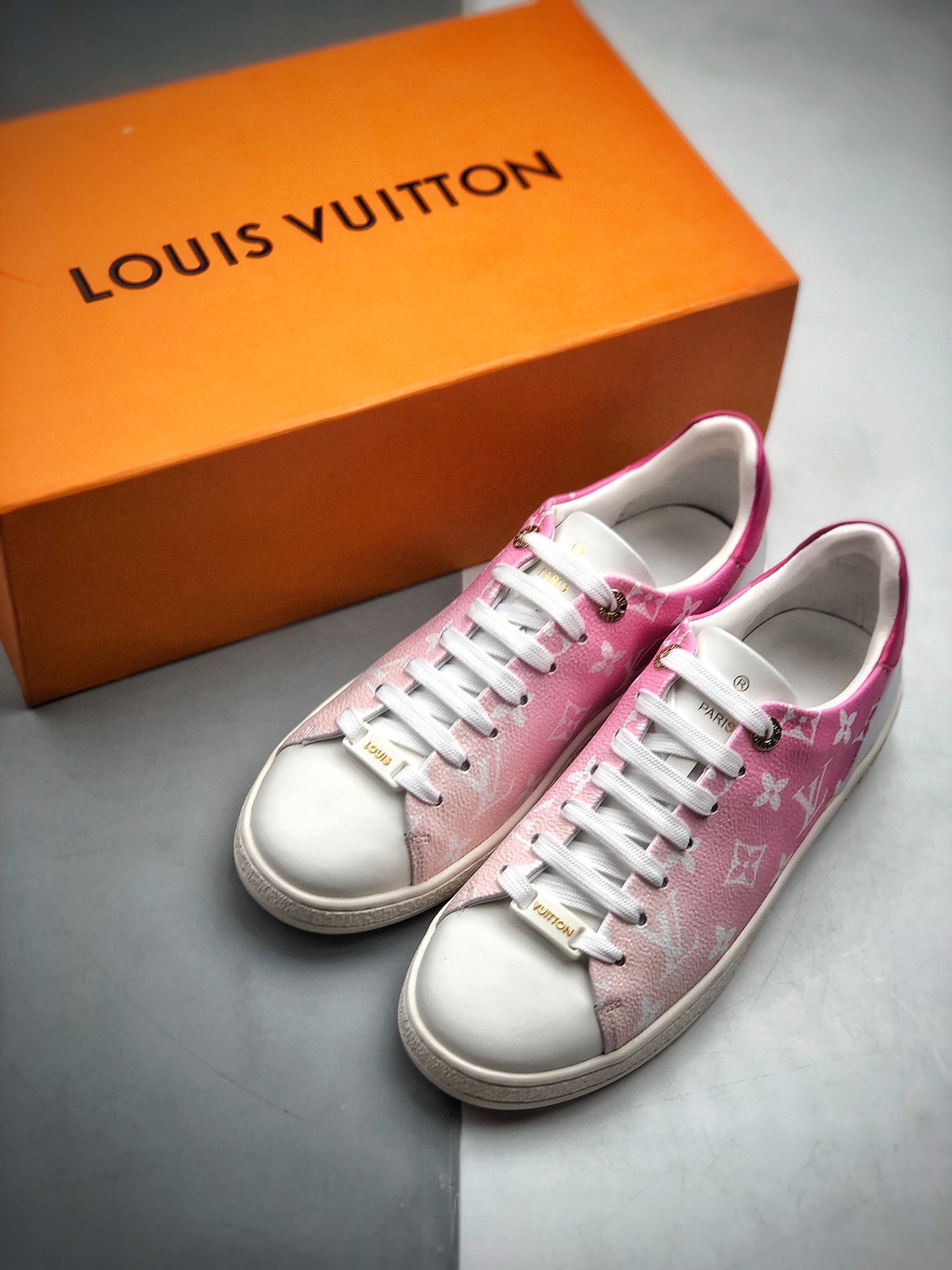 280 Louis Vuitton 奢侈单品 鞋面胎牛皮和进口PVC制裁而成