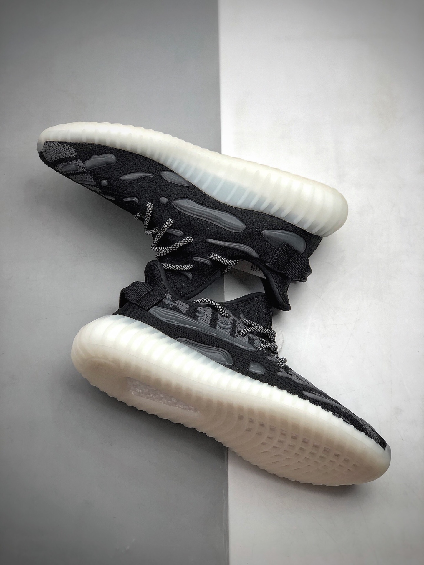 350 侃爷再度联乘Adidas Yeezy Boost 350 V3  百搭轻便爆米花中底休闲运动慢跑鞋FC9219