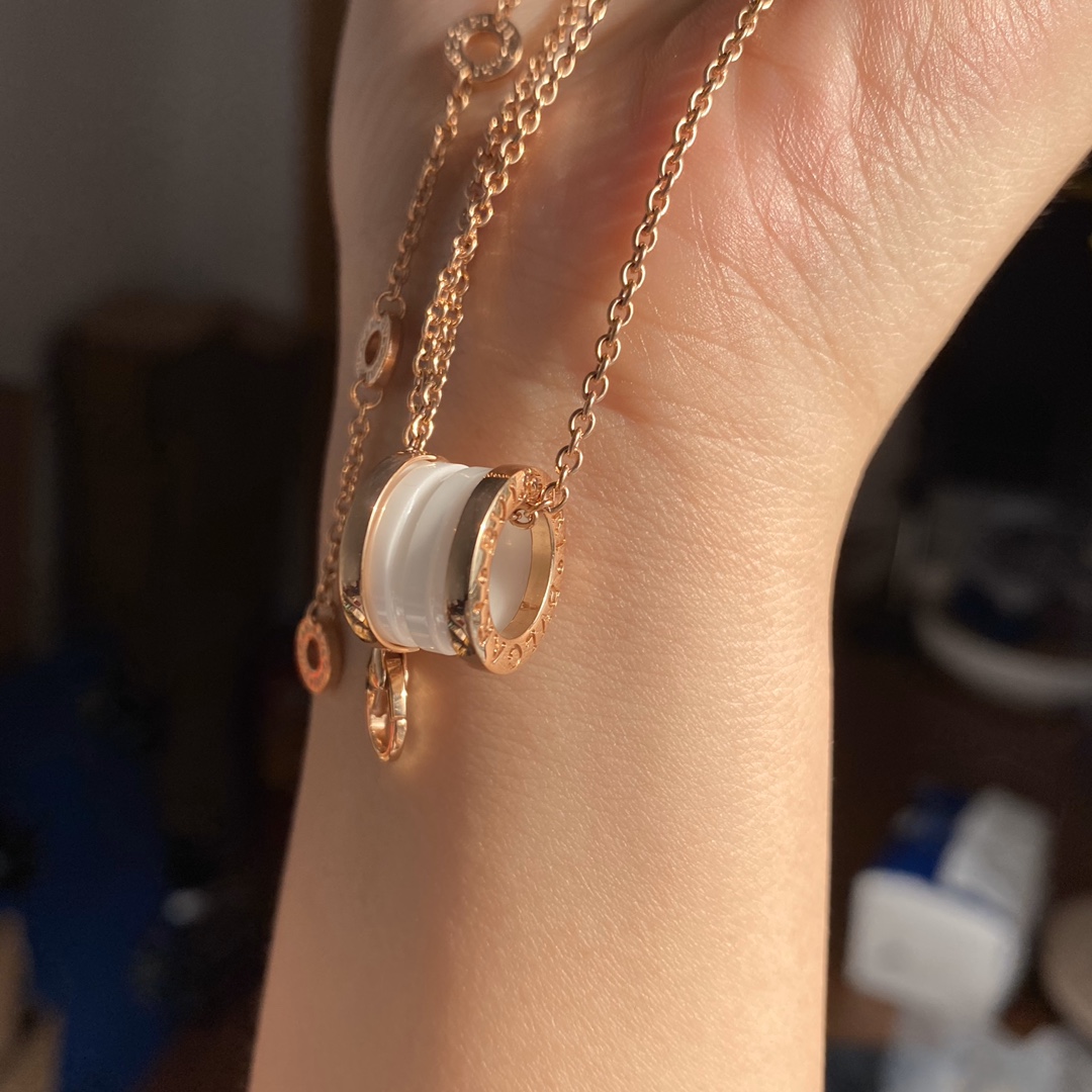 Bvlgari 宝格丽白陶瓷logo项链