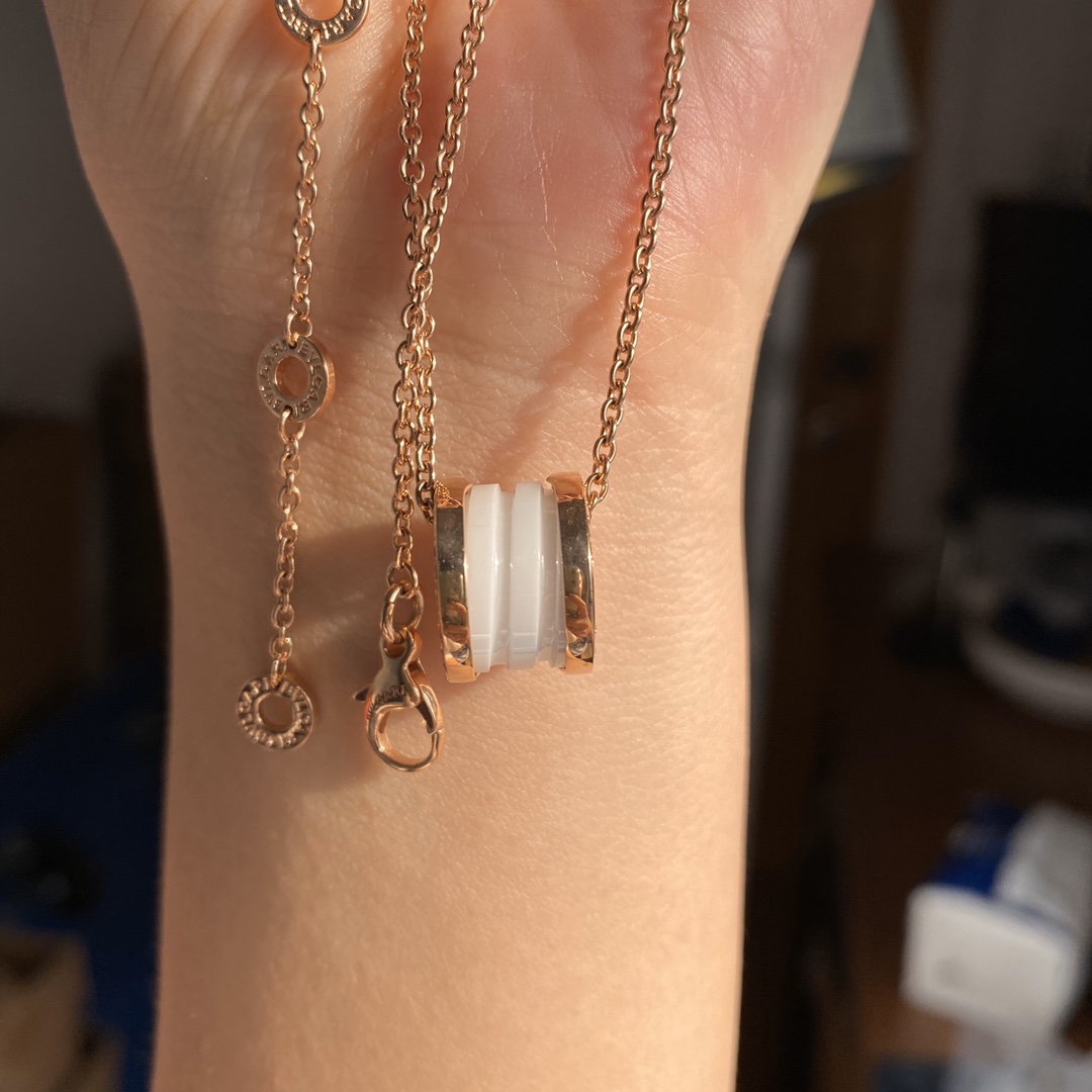Bvlgari 宝格丽白陶瓷logo项链