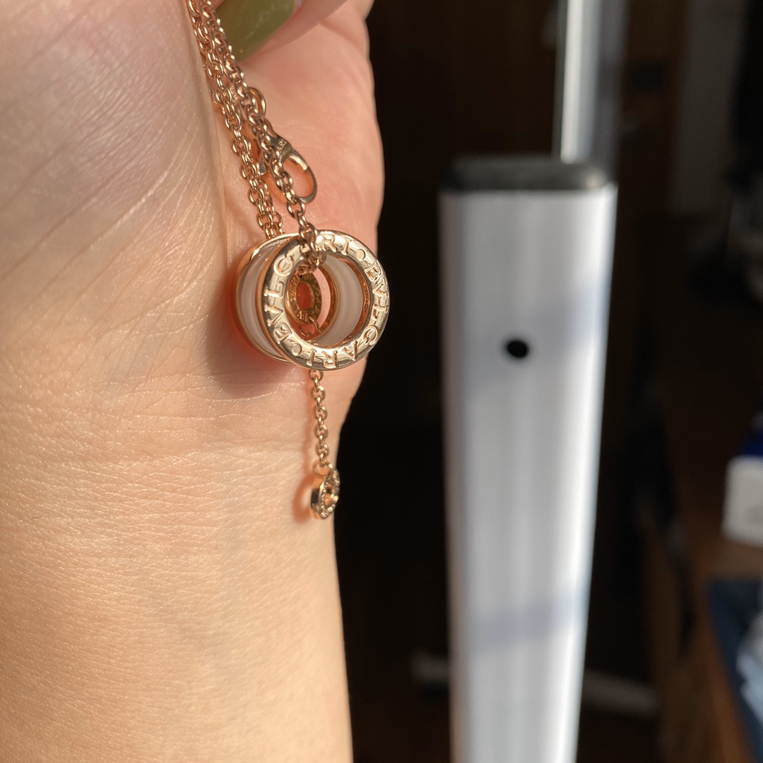 Bvlgari 宝格丽白陶瓷logo项链