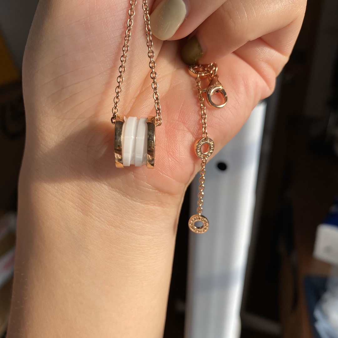Bvlgari 宝格丽白陶瓷logo项链