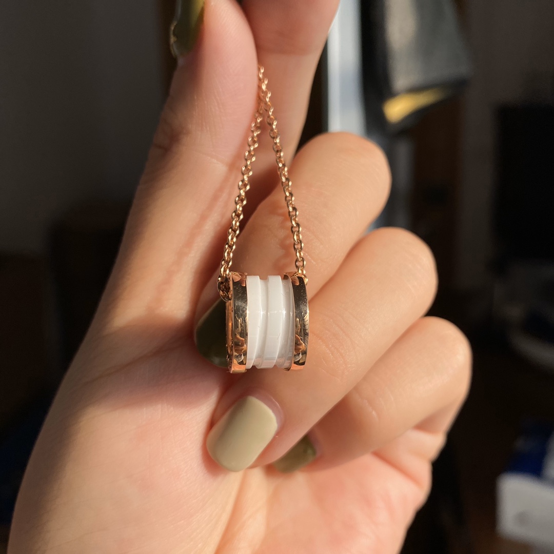 Bvlgari 宝格丽白陶瓷logo项链