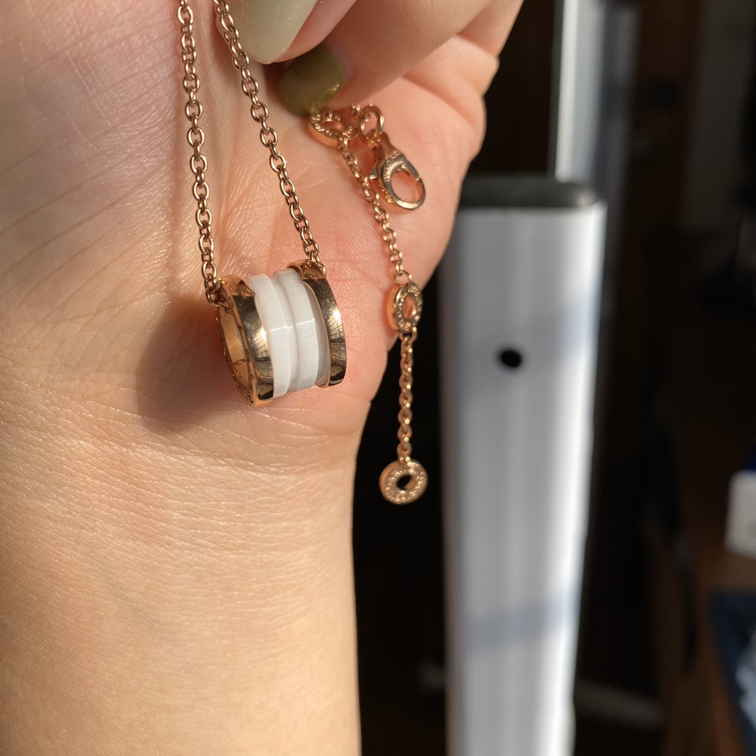 Bvlgari 宝格丽白陶瓷logo项链