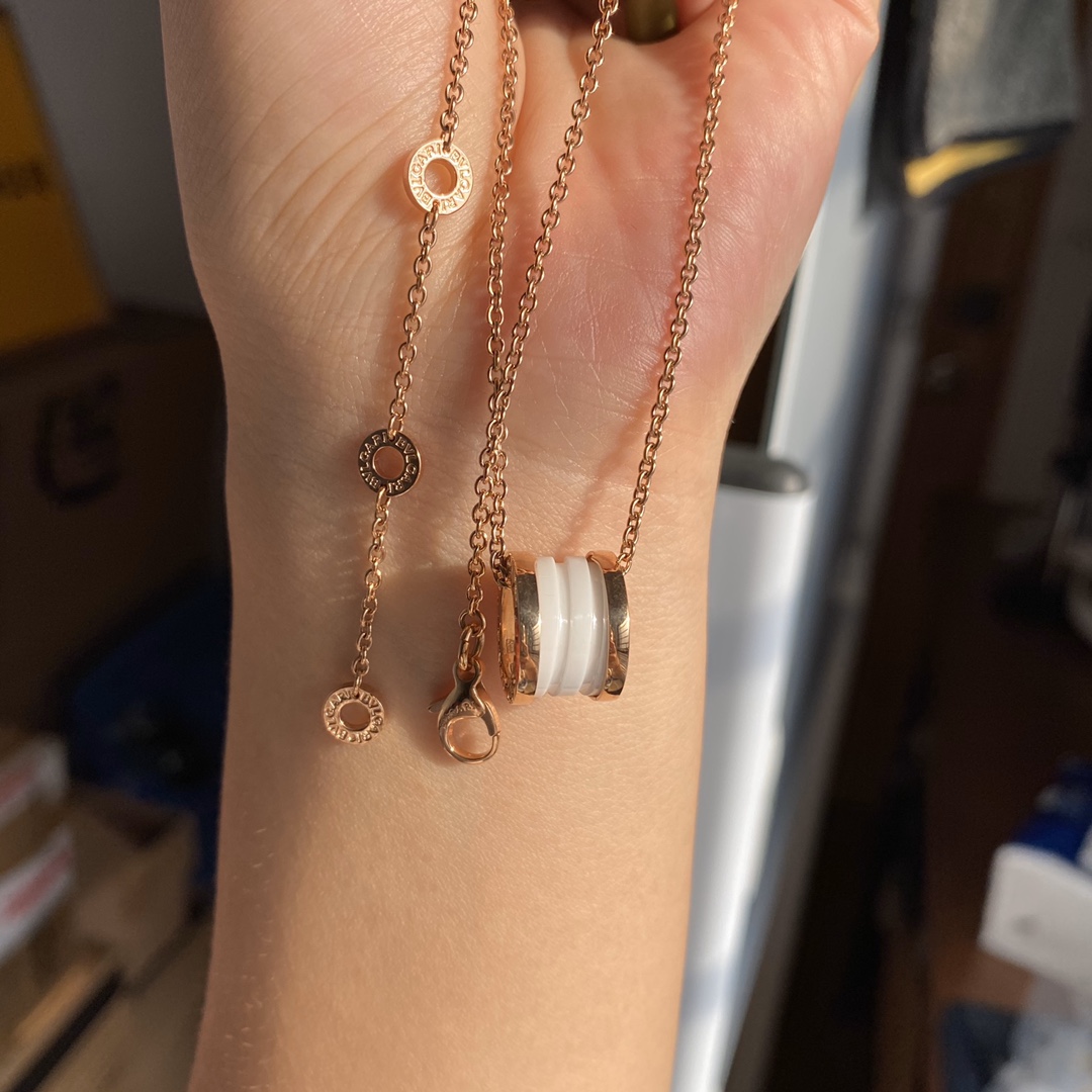 Bvlgari 宝格丽白陶瓷logo项链