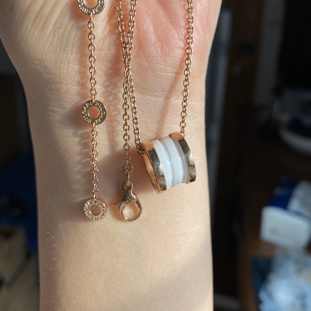 Bvlgari 宝格丽白陶瓷logo项链