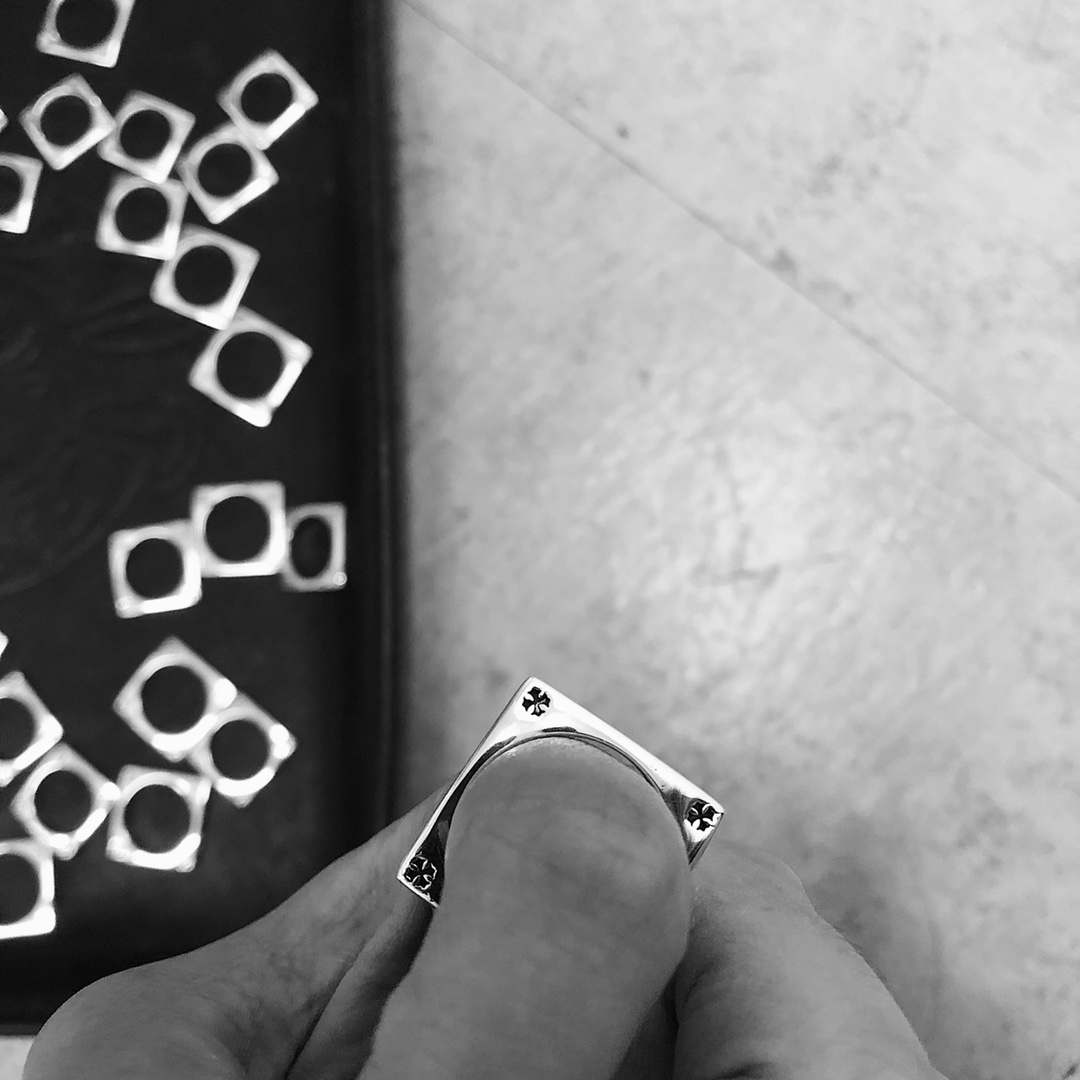 Chrome Hearts 新品上架𝗖𝗵𝗿𝗼𝗺𝗲 𝗛𝗲𝗮𝗿𝘁𝘀 克罗心新品KH方形四十字戒指