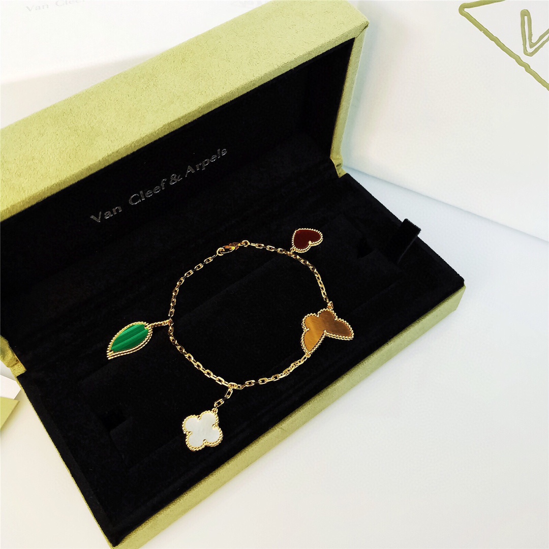 NO:360381,A set of shows is so beautiful. A girl's heart Lucky lucky bracelet. Heart shape, butterfly, leaves and four-leaf clover are embellished with each other, exuding a pleasant atmosphere. 925 silver-plated thick gold, Vca bracelet, bracelet19860909一组show也太好看了吧 一颗少女心Lucky幸运手链 心形、蝴蝶、叶子和四叶草相互点缀,散发欢愉的气息. 925银镀厚金,Vca手链,bracelet,Jewelry