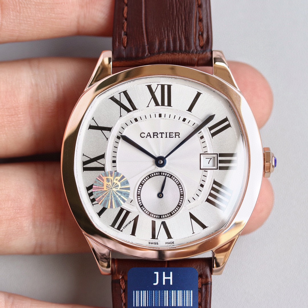 NO:662764,White gold diamond 50【UR】Cartier Drive de  Cartier series watches. The elegant and solemn pillow-shaped design with neat and generous line layout shows the masculine and unyielding charm of men. [Case] The watch data is 40mmX41mmX12mm (the thinnest in the market). The unique pillow-shaped case is first-class in workmanship, and the clear and full arc lines are reproduced in place. Keep improving to restore the experience closest to the original version for the majority of watch friends. [Technical breakthrough] Original Cal. 1904-PS  The MC movement, automatic rotor and large and small splints are all rhodium-plated. The position of the balance wheel is consistent with the original product, and the simulation is close to that of the counter. [Excellent details] 1. The original mold is purchased exclusively from the market 2. The quenched blue steel hands are full and three-dimensional 3. The classic button lock pattern on the dial is delicate and coordinated  4. The 12 Roman logos are superimposed and printed, with a round and neat effect. They are calm and restrained, and the craftsmanship is exquisite, adding a unique atmosphere to your wrist.,,cartier,cartier19860909白 金 钻50【UR】卡地亚Drive de Cartier系列腕表.以典雅肃穆的枕形设计搭配利落大方的线条布局,尽显男儿阳刚不屈的魅力.【表壳】腕表数据40mmX41mmX12mm（市场最薄）.独特的枕形表壳做工一流,明朗饱满的弧形线条复刻到位.精益求精,为广大表友还原最接近原版的体验.【技术突破】原厂Cal.1904-PS MC机芯,自动陀和大小夹板均有做镀铑处理,摆轮的位置与正品吻合,仿真度直逼专柜.【精彩细节】1.市场独家购入原装开模 2.淬火蓝钢指针饱满立体 3.表盘的经典钮锁饰纹细腻协调 4.12只罗马标识采用叠加印刷,效果圆润工整.沉稳内敛,工艺精湛,为您的腕间增添一份别致的气息.,,cartier,cartier,Watch