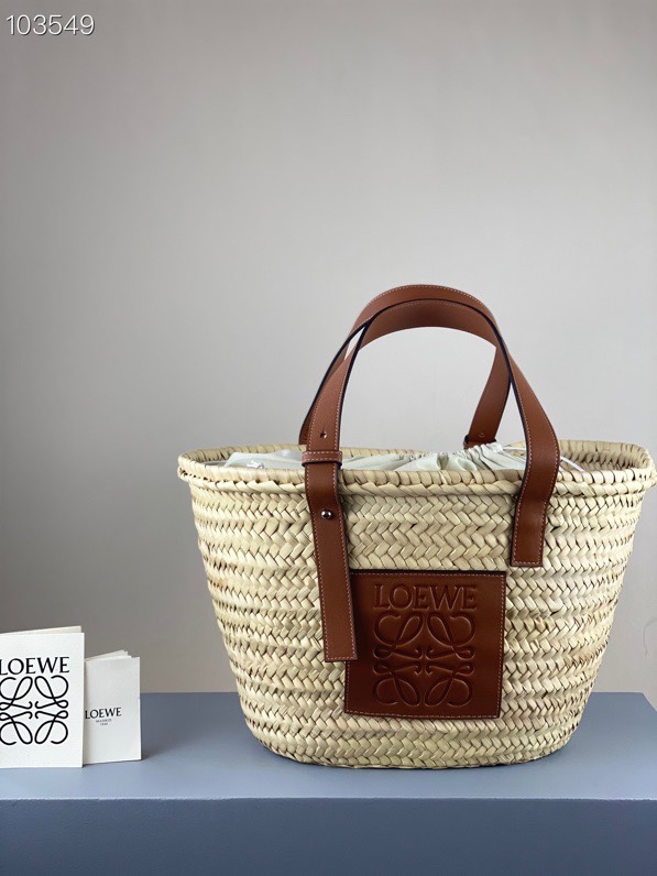 NO:175916,Loe.we straw woven basket medium size, sold out once it's sold out [Medium size] Model 006. Authentic Malaysian palm leaves, half of the fashion industry, a straw woven bag that is so popular that it is crazy. Although the actual product gives people a bit rough, I think this is the concept that loe.we wants to convey, the rough weaving and rich loe.we style leather prints are very fashionable, and now they are out of stock everywhere. Brands never think that it will be so popular. The counters are out of stock, and the price has been raised in a comprehensive way. They plant grass deeply at first sight, and take it to vacation beautifully. The medium bag size is 40*26.5*16cm.  Must read before placing an order: (Like ZP, we are pure natural plants, there are many rough and forked positions on the bag, and they are artificially woven. Each bag is unique, different, with large size errors, Virgo or perfectionism, be careful to enter), special grade Luo Yiwei, loewe, loewe, espadrilles19860909Loe.we草编菜篮子中号  卖完即止【中号】 型号006. 正宗马来西亚棕榈叶 ,时尚界的半壁江山,一只火爆到疯狂的草编包,虽然实货给人的感觉有点粗糙,但是我想这就是loe.we想要传达的概念,粗糙的编织与浓郁的loe.we风格皮印,非常的时髦,现在到处都断货了,品牌商都想不到会火爆到这个程度,专柜四处断货,已经全面涨价了,第一眼看到就深深种草了,带着它美美的去度假 中号袋口尺寸40*26.5*16cm . 下单前必读:(跟ZP一样,我们是纯天然植物,包上会多处接口毛糙分叉位置,且人工编织,每个包包都是独1二,各不相同,尺寸误差比较大,处女座or完美主义慎入）,特级罗意威,loewe,loewe,espadrilles,Bag