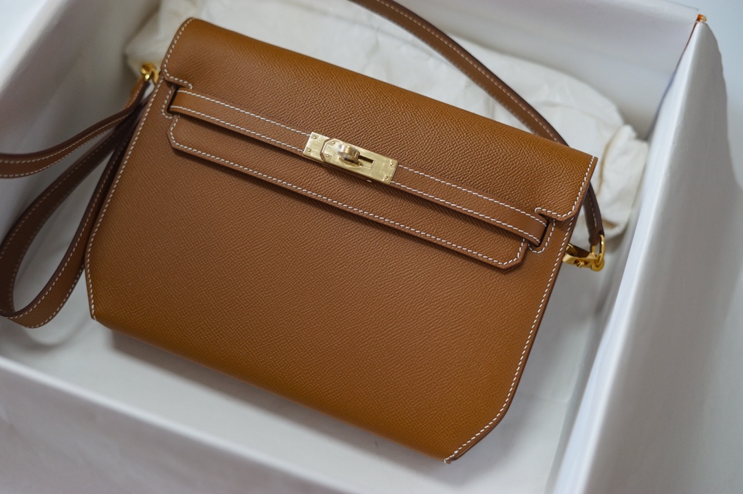 NO:699104,Actual half-hand ready-made Kelly Deeches 25cm handbag/shoulder bag, esom leather, golden brown beeswax thread sewing, unisex model. (with additional shoulder strap) can be carried by hand or shoulder, one bag is multi-purpose. Both the hand strap and shoulder strap are detachable., Hermes, hermes, satchels, Hermes,19860909实半手现货 Kelly Deeches 25cm 手包/挎包 esom皮金棕色蜜蜡线缝制 男女通用款 .(有另外配肩带)可手拿可肩背,一包多用.手拿带、肩带都可拆卸.,爱马仕,hermes,satchels,Hermes,,Bag